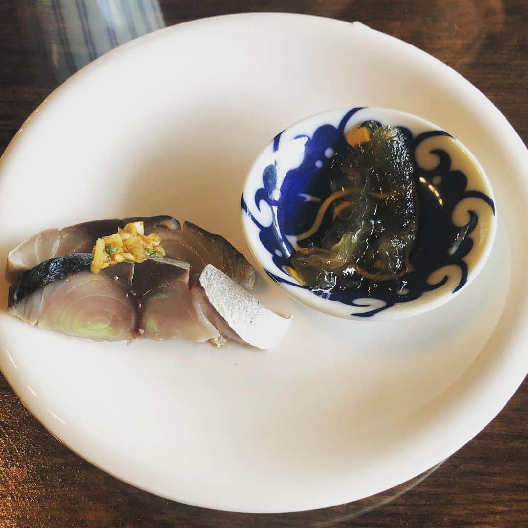 ひうらさとるのインスタグラム：「天気も良いし、美味しい四川の中華が食べたいなーと言うことで出石の「しゃらん」さんへ。 汁なし坦々麺もネギそばも写真撮るの忘れたけど、鶏ご飯も美味しかった！ おなかいっぱい…。 #しゃらん #出石」