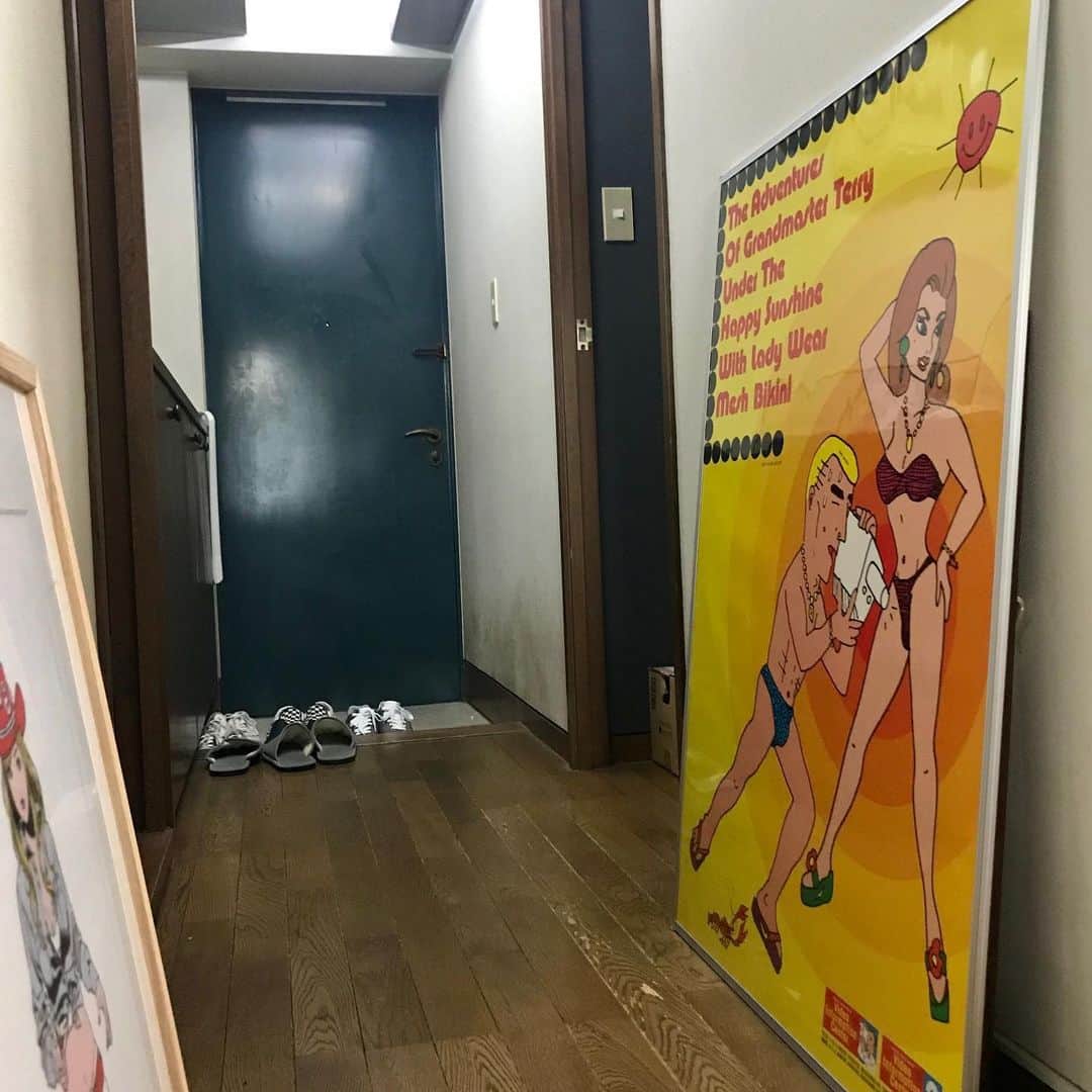 江口寿史のインスタグラム：「昼メシ食いに行ったグランキオスクにテリーさんのポスター売ってて思わず買うてしもうたがな。 キンテリカレンダーも売っててこれも買うてしもうたがな。湯村さんのものは何でも欲しいがな。」