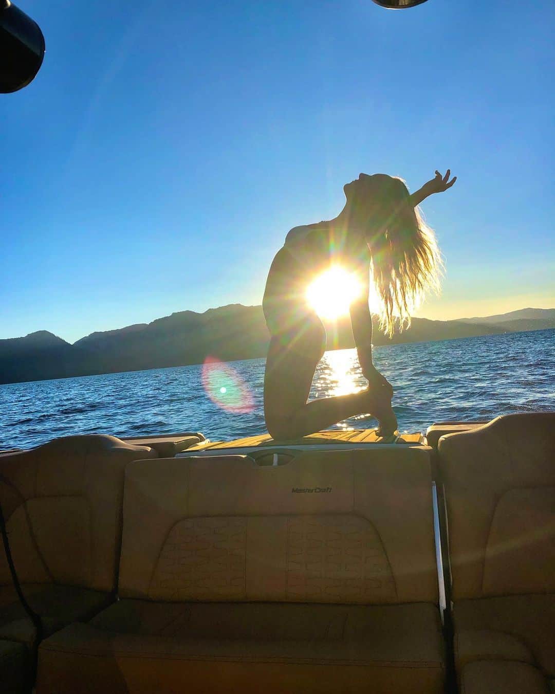 ジェイミー・アンダーソンのインスタグラム：「Be the light. Spread the light. ✨ Love to you all 💙」