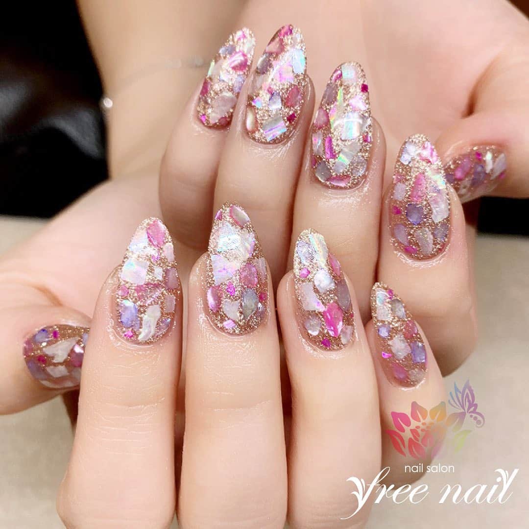 free nail フリーネイルのインスタグラム：「. お客様ネイル💅🏻🌺✨ . キラキラシェルネイル🐚✨ . クラッシュシェルで夏の日差しに映えるネイル🌞✨ . ご来店ありがとうございました🙇🏻‍♀️🙇🏻‍♀️🙇🏻‍♀️💗 . #ネイル #フリーネイル #ネイルアート #ジェルネイル #ネイルサロン #大阪ネイルサロン #ネイルデザイン #ネイルチェンジ #シェルネイル #埋め込みネイル #ラメネイル #ギラギラネイル #ピンクネイル #ゴールドネイル #デザインネイル #シンプルネイル #トレンドネイル #美爪ネイル #夏ネイル #美甲 #日式美甲 #summernails #nailsart #nailsalon #nailsdid #newnails #newnail #freenail」
