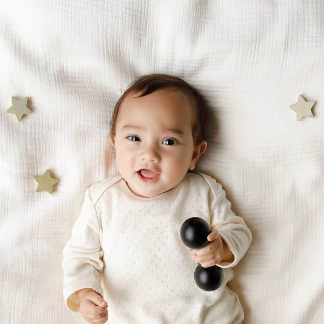 Toys''R''Us｜トイザらス 公式 さんのインスタグラム写真 - (Toys''R''Us｜トイザらス 公式 Instagram)「. えっ‼️ 赤ちゃん👶が重いダンベルを～⁉️ いえいえ、 ダンベルの形をした木の"おもちゃ"です✨  振ると『がらがら』とやさしい音がします🎵☺️ カラーは4色あり、ギフトとしてもお勧め🎀 . 🔸ブラック・グレー🔸 .  ベビーザらス単独店（錦糸町店を除く）. オンラインストア  のみの取扱い 🔸ピンク・ブルー🔸 .  ベビーザらス阪急宝塚店、ベビーザらス名西店 ベビーザらス宇都宮店、ベビーザらス熊本店 オンラインストア  のみの取扱い . #トイザらス #ベビーザらス #ベビーダンベル #10mois #ガラガラ #木のおもちゃ #ベビーギフト」7月16日 14時07分 - toysrus_jp