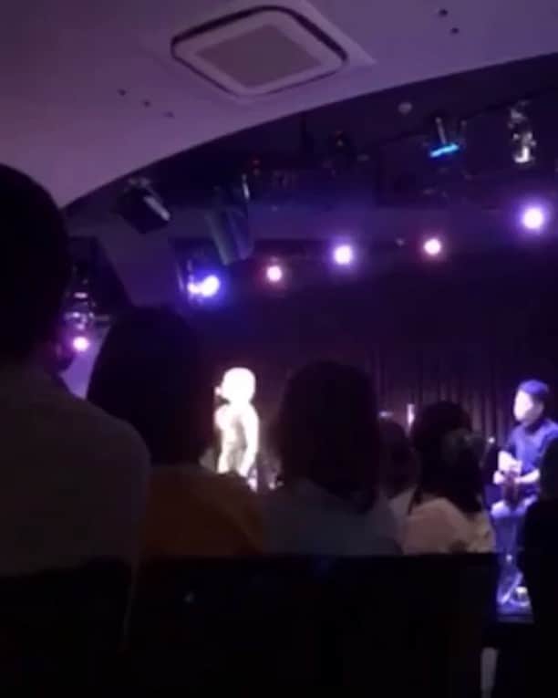 五十鈴ココのインスタグラム：「オリジナルシリーズ🍒🦜 未だにタイトルは未定です笑🤣  曲途中からなのだけど 幾つかに分けて貼ったので 聞いてみてくだされや😊  ギターのしんぺいちゃんに 手書きのきたない譜面を渡して かなりのギリギリにアレンジして 貰って 歌ったんだ  いつも、彼の寄り添う様な演奏に 感謝しています  嗚呼 はやく 唄いたい  美味しいごはん頂くことよりも 愛を交わすことよりも ぐっすり眠ることよりも  気に入りのコードと歌詞が気に入りのミュージシャンの気に入りの手癖に ピシャリとハマって 出せたときが 一番 幸せで、  いますぐ あたしは それがしたい」