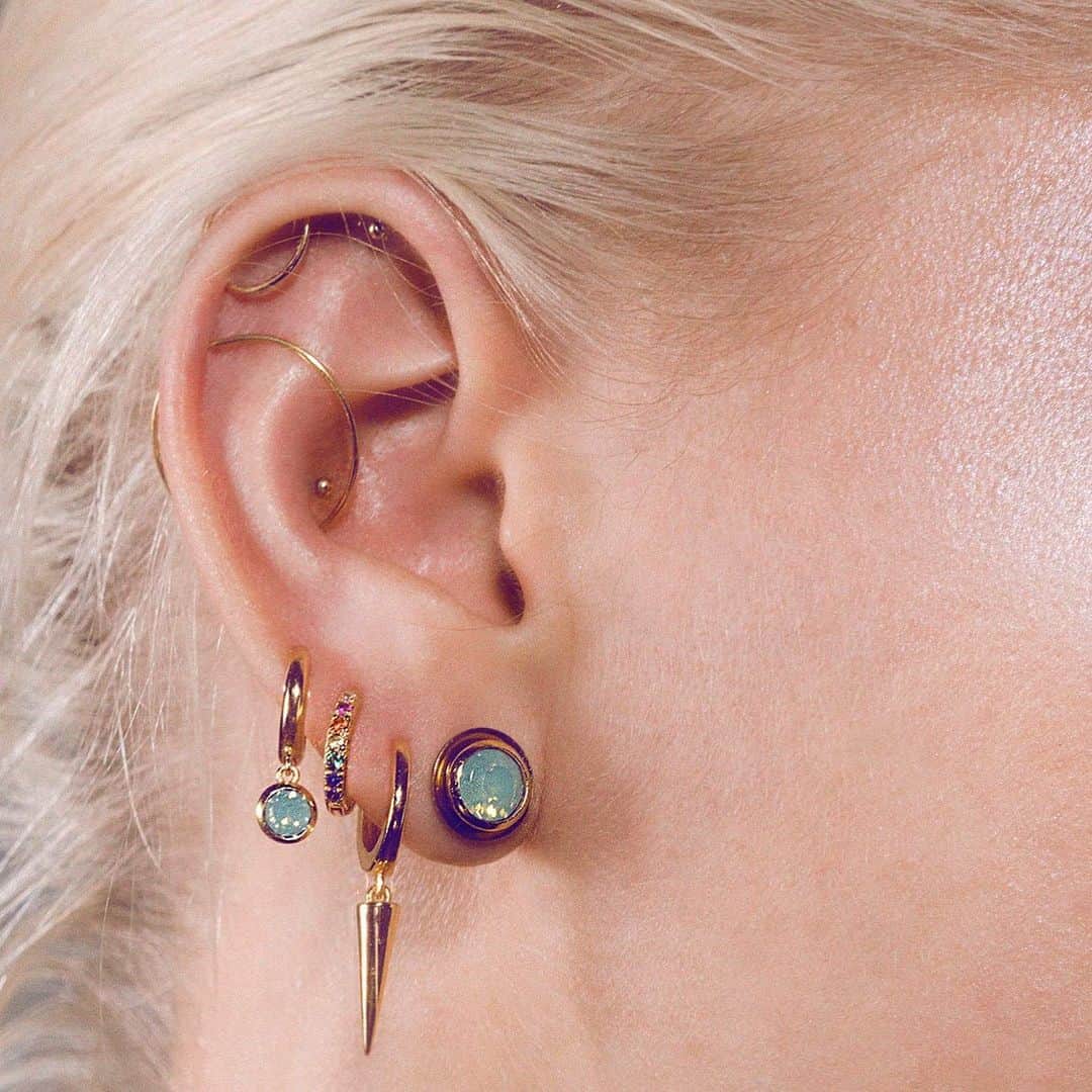Linda Hallbergさんのインスタグラム写真 - (Linda HallbergInstagram)「Have been tired of my industrial piercing for a while but instead of removing it I tried to put a big thin ring through the lower hole of the industrial piercing and through my lower conch and it happend to fit perfectly. The result: A new kind of piercing, without actually getting a new piercing! Does this piercing have a name or should we name it? 😊 (Edit: thank you for the help, it’s as simple as an orbital 🤪) #curatedear #piercings」7月16日 14時01分 - lindahallberg