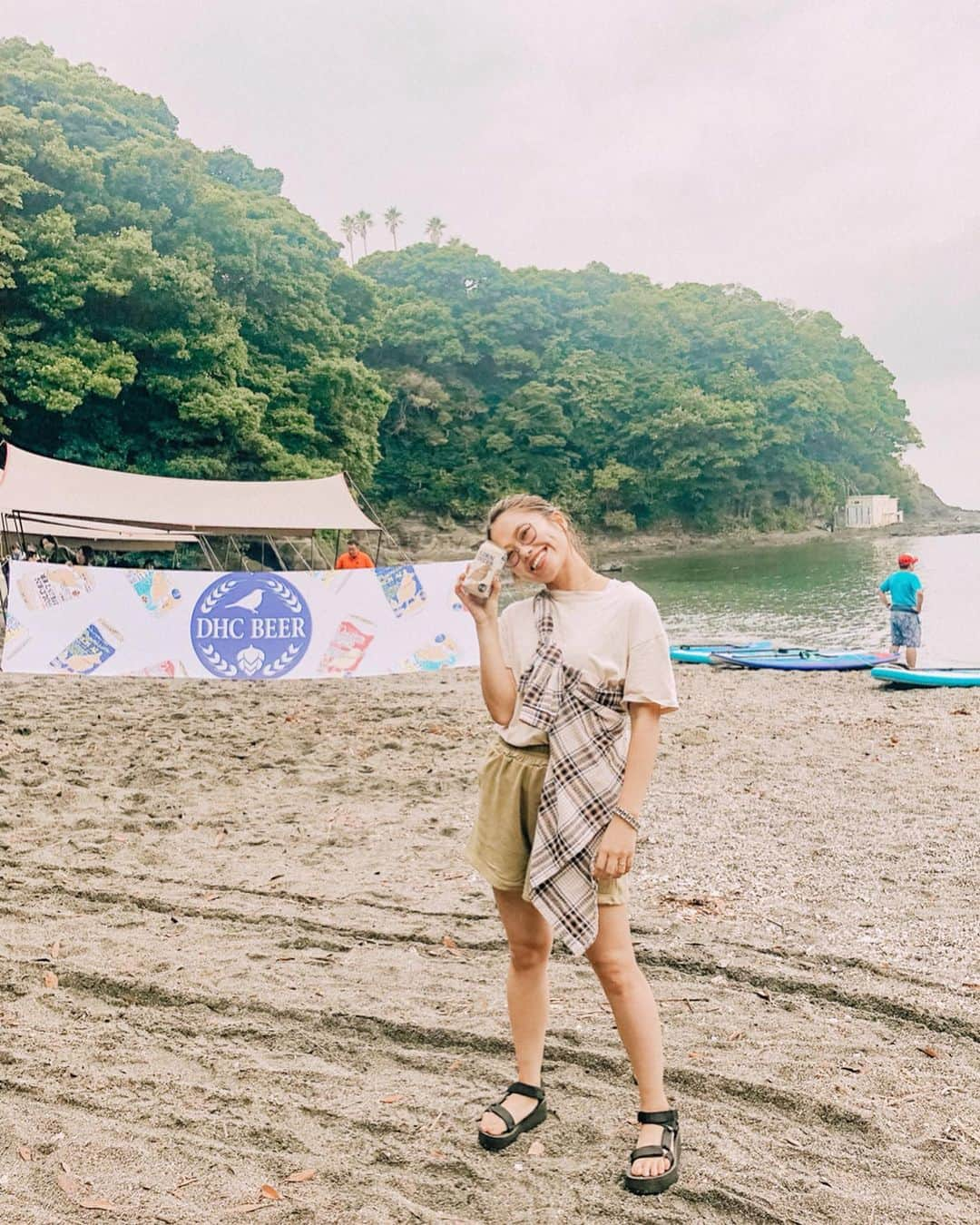 井村亜里香さんのインスタグラム写真 - (井村亜里香Instagram)「土曜日はビール女子のイベントで #京急油壺マリンパーク でBBQしてきました⛺️🍳🍖 あいにくのお天気だったけど 美味しすぎるDHCのクラフトビールを飲みながら 海を眺めて至福の時間だったな〜😌 DHCさんからこんなに飲みやすくて 美味しいビールを発売してるなんて知らなかった🤭！ ・ 通販または一部、ナチュラルローソンや 成城石井で販売しているそう💡 ビール好きの方は絶対に飲んでみてほしいな〜🍺🤗 ・ #beer #stepcampbase油壺 #DHCビール #クラフトビール #ビール女子会 #PR」7月16日 14時08分 - arika_imura