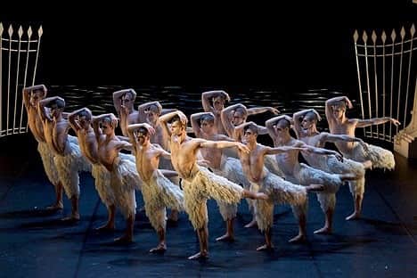 江奈さやかのインスタグラム：「Matthew Bourne's Swan Lake🦢 同性愛の白鳥の湖は儚く美し 素晴らしい舞台をこの目で観れた。 #そして私の #血となり #肉となり #matthewbourne  #swanlake」