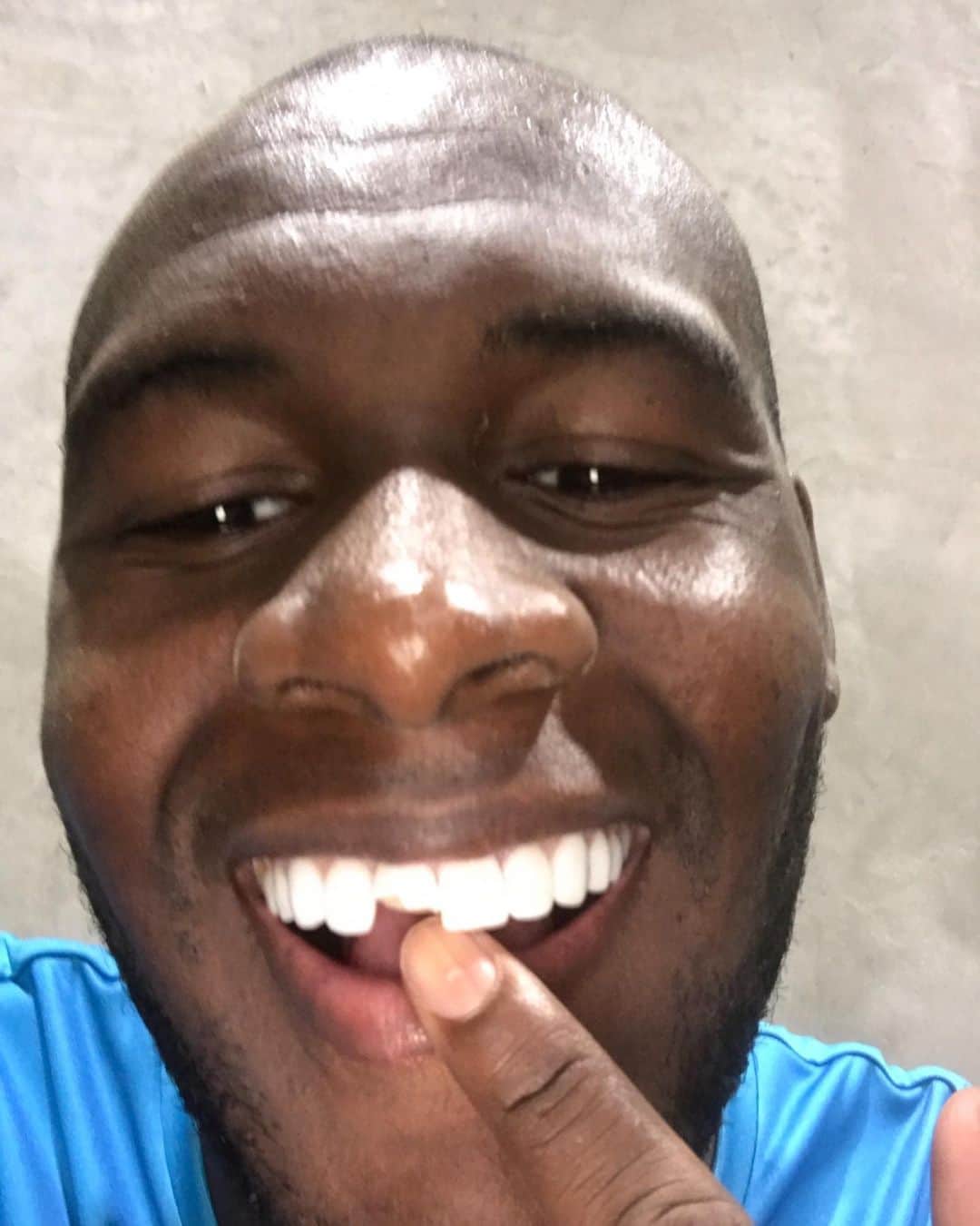 のインスタグラム：「広島戦も応援ありがとうございました！  ビクトル、ニノ、カルロ寂しいけど😢 新天地で頑張って👍  good luck  my friend‼️ 長崎のみなさん陽気なビクトルを宜しくお願いします！」