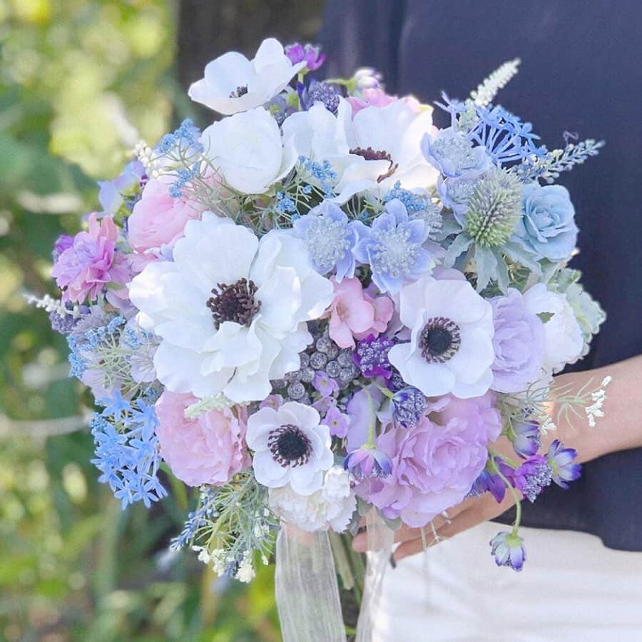 プレ花嫁の結婚式準備アプリ♡ -ウェディングニュースさんのインスタグラム写真 - (プレ花嫁の結婚式準備アプリ♡ -ウェディングニュースInstagram)「ふんわりカラーが可愛いクラッチブーケ💐💓 . @weddingnews_editor まいにち150記事を配信♩アプリもよろしくね💕 . . 📷本日のカバーPhoto🕊♩+ﾟ* . .  @hana_mof さん💕 . . パステルカラーのふんわりした雰囲気が可愛い #クラッチブーケ 💐💓 . カバーは人気の #アネモネ がアクセントになった #ブーケ 🌼💕 . パープル×ブルーの中にホワイトのアネモネが映えてとても可愛いですよね☺️💕 . どのブーケトスもとても素敵なのでぜひスワイプ👉🏻してみてくださいね💓 . . . ❤️【WeddingNews情報】❤️ . . 本日新着のオススメ記事をご紹介します✨ . . ①トレンドは海外から取り入れて♡お洒落なウェルカムボード10選💕《テーマ・装飾》 . . ②先輩花嫁から学べ！結婚式でやればよかった後悔リストTOP６💕《お金・段取り》 . . ③季節別♡今どきコーデになる優秀ブーケのアイデア＆選び方💕《花嫁コーデ》 . . ④ハネムーンは出来るだけ安く！費用を抑えても楽しめる裏ワザ♡💕《新婚旅行》 . . ⑤💕照れ屋さんでも大丈夫♪キュートなロケフォトポーズアイデアまとめ♡《フォト・式レポ》 . . ※《》は記事のあるカテゴリー名❤️ . などなど、その他にも新着記事が配信中💕 アプリダウンロードがまだお済みでない方は是非 @weddingnews_editor のURLからダウンロードしてみてくださいね💕 . . . ＼📷投稿お待ちしています／ . 花嫁はもちろん、業者さんも大歓迎✨ アナタのお写真をご紹介してもOKという方は、ぜひ #ウェディングニュース にお写真を投稿してください💕 . . ⬇︎関連アカウント⬇︎ . 💒式場検索 【 @weddingnews_concierge 】 👰マイレポ花嫁 【 @weddingnews_brides 】 . . その他、編集部からの連絡専用 @weddingnews_contact や、スタッフ個人の連絡用として @WN_xxxx（xxxは個人名）があります💕 . ………………………………………… ❤️WeddingNewsとは？ . . 花嫁のリアルな”声”から生まれた 花嫁支持率No1✨スマホアプリです📱💕 . . 🌸知りたい… #結婚式準備 に役立つ記事を毎日150件配信中♩ . 🌸見たい… インスタの #ウェディング 系投稿TOP100が毎日チェックできる＊IG画像の複数ワード検索も可♩ . 🌸叶えたい… #結婚式 関連の予約サイトが大集合♩ . 🌸伝えたい… 自分の結婚式レポ『マイレポ』が簡単に作れる♩先輩花嫁のレポが読める♩ . . @weddingnews_editor のURLからDLしてね✨ . . . #花嫁 #ウエディング #プレ花嫁 #プレ花嫁準備 #2020春婚  #2020夏婚 #2019秋婚 #2019冬婚 #全国のプレ花嫁さんと繋がりたい #婚約 #プロポーズ  #入籍 #装花 #高砂装花 #ハワイウェディング #ウェディングブーケ #花束 #ドライフラワー #プリザーブドフラワー #フラワーアレンジメント #花のある暮らし #インテリア」7月16日 14時20分 - weddingnews_editor