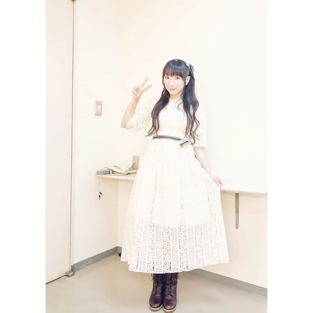 堀江由衣さんのインスタグラム写真 - (堀江由衣Instagram)「. セブサマ2の私の衣装です♪  白いワンピースの裏地を少し短くして軽くしてみました♪ それにギンガムチェックのリボンを付けて衣装っぽくしてみました♪  #堀江由衣  #yuihorie」7月16日 14時22分 - yuihorie_official