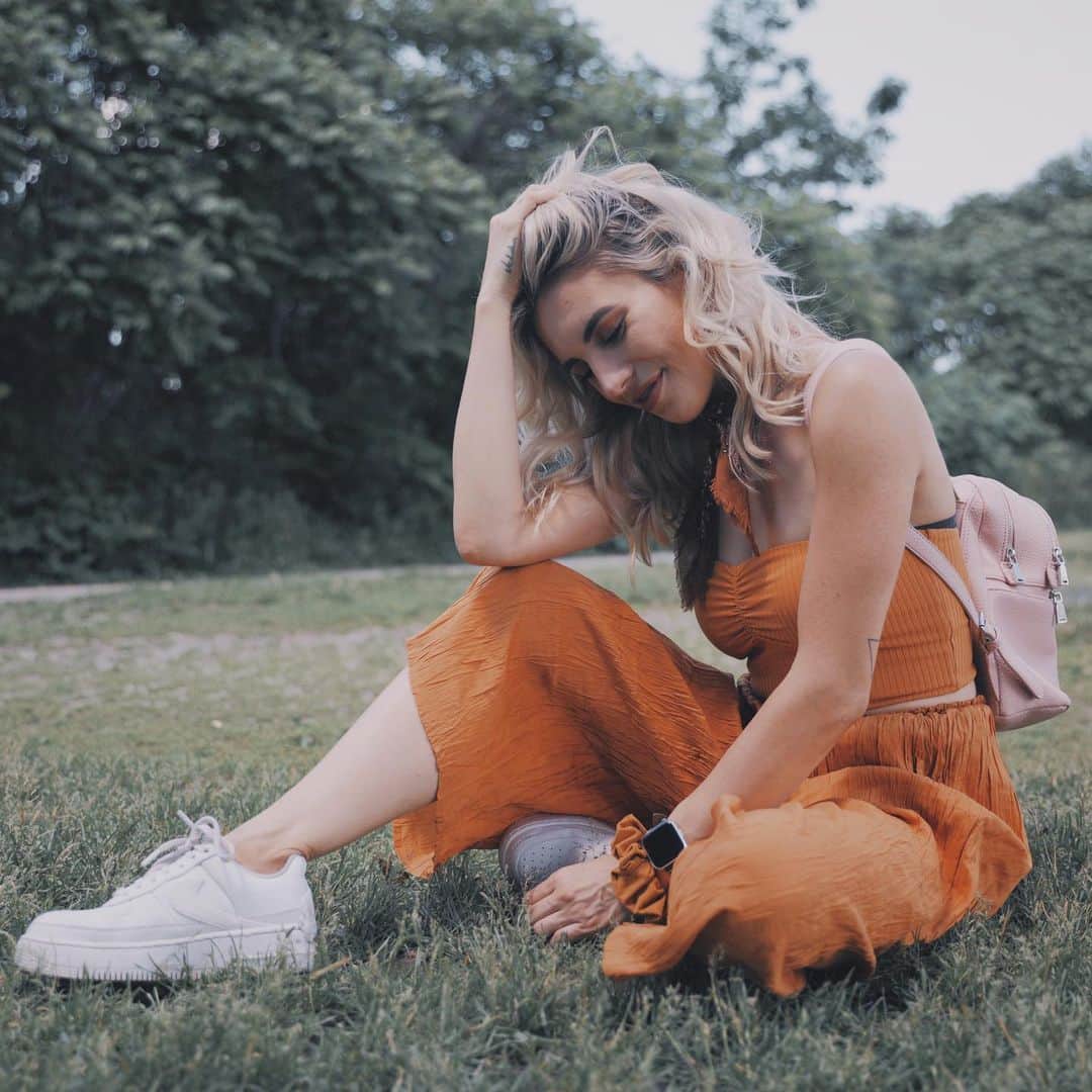 Kalyn Nicholsonのインスタグラム：「HAPPY WEEKEND 🌻 come spend a summer day in my life! vlog link in bio 🧡  outfit: @aritzia」