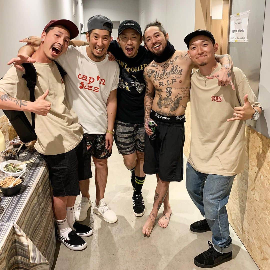 安床武士のインスタグラム：「with @the____bonez !!!! 予定が遅れて会場に着いたらラストの曲の最後の1音のみ！ 会場の空気感とその最後の音がこのライブが最高だった事を表現していて…更にショック(笑) そしてすごーく楽しそうに酔っ払ってる @feelin_acchan を見てジェラシー(笑) けど、この日の事で次のBONEZのライブは更に思い入れが強くなって最高になるはず！ この大事な日に#rollinrock のグッズ着用してくれてる人も目にして最終的に嬉しさMax✨ #thebonez #LZBN #いつでも優しい兄貴達 #ACCHANと服かぶり #何十枚ってある中からこの日にこれを選んでるところ #一緒にイベントするってこれぐらいのリンクが大事 #知らんけど #JESSEにドラム褒めてもらえた」