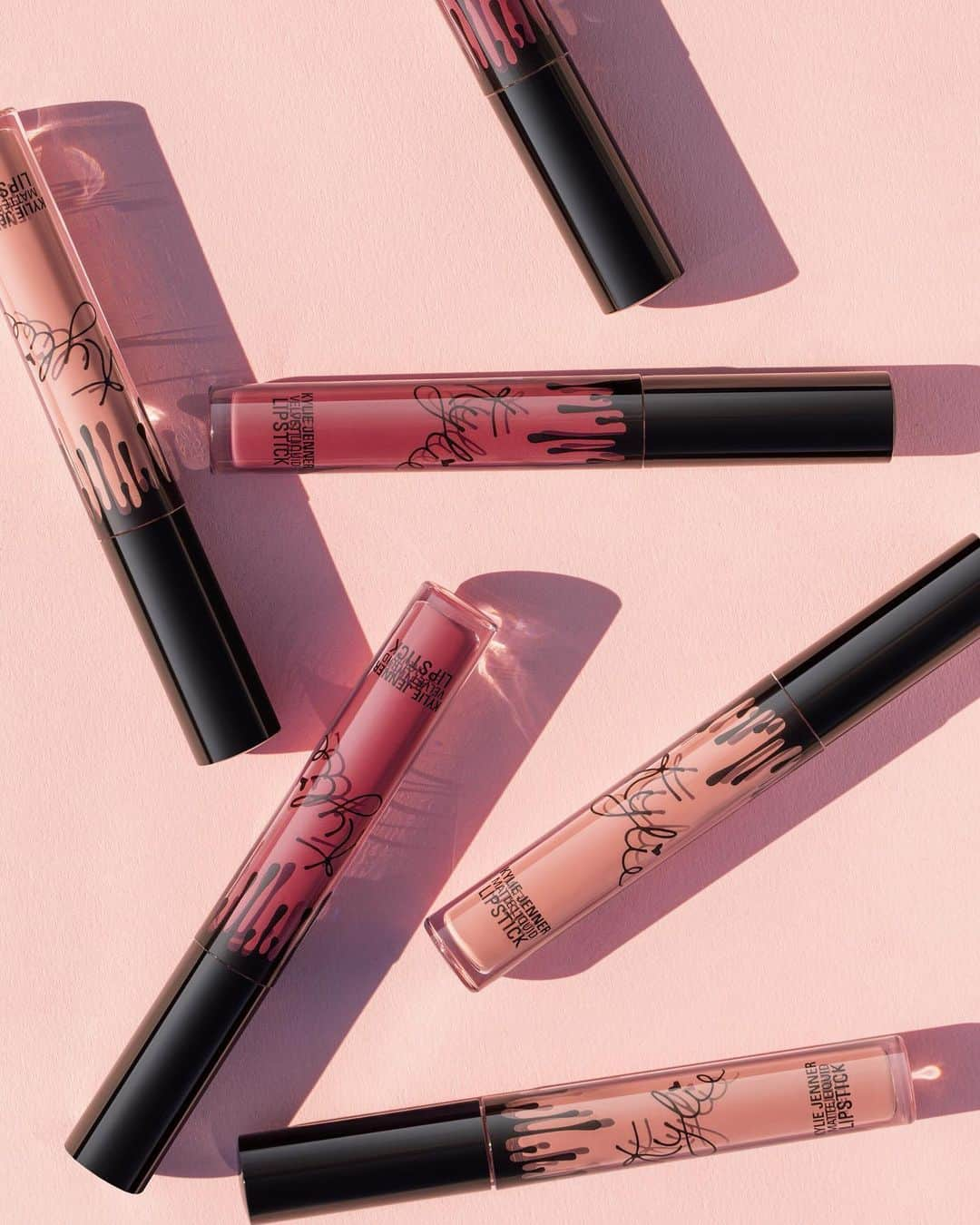 Kylie Cosmeticsさんのインスタグラム写真 - (Kylie CosmeticsInstagram)「Posie K velvet & Bare matte 🌸✨ comment below your current favorite Kylie lip product 💋」6月22日 23時23分 - kyliecosmetics