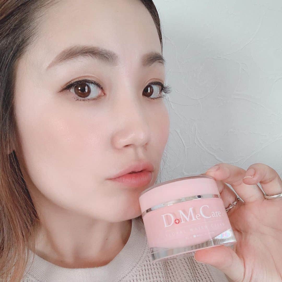 くんちゃんさんのインスタグラム写真 - (くんちゃんInstagram)「・ ・ ・ @domecare_official の フローラルウォータークリーム。 ・ ・ これは、使って驚き！！ ・ 顔に塗るとクリームから水滴に変わるの！！ ・ ・ だから、浸透するのもわかるし、つけた後がすごい潤う𓀠 ・ 目元の乾燥が気になってたけど 気にならなくなってきてる♡ ・ ・ 「domecare」で検索してください！ ・ ・ #PR #フローラルウォータークリーム #FloralWaterCream #オールインワンクリーム #新感覚テクスチャー #保湿 #ヒアルロン酸 #シア脂 #ラベンダー花水 #うるおいバリア #DMC #DoMeCare #ドゥーミーケア #domecare #スキンケア#美容#乾燥肌#コスメ」6月22日 23時24分 - kunchan1203