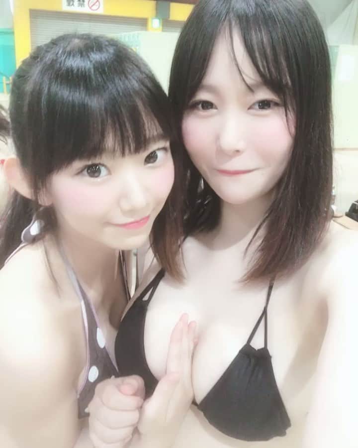 東坂みゆのインスタグラム：「本日ビジュアルクイーン撮影会❤️ にて、まりちゅうさん @marinanagasawa1008  とのラブラブ動画❤️ . 撮影会の時も横で、沢山話しかけて下さったり、楽しくしようねって緊張ほぐして下さったり…。優しすぎるんよなぁ。ほんまに何回お会いしても心の底からいい人なんよなぁ。 . こんな私のこと相手してくださって仲良くしてくださってほんまにありがとうございます❤️ . うちも後輩からこんな風に尊敬されるようなタレントになれるようにがんばる！ . 大雨の中、としまえんにご来場下さった 皆さま！ほんとうにありがとうございました！皆様の写真撮るの好きが心に響いた撮影会でした❤️ . #踊るロケット爆乳 #みゆパイ #グラビア #巨乳 #写真好きな人と繋がりたい #gravure #sexy #bikini #그라비아 #섹시 #japanesegirl #picture #followme #被写体 #撮影会 #ビジュアルクイーン撮影会」