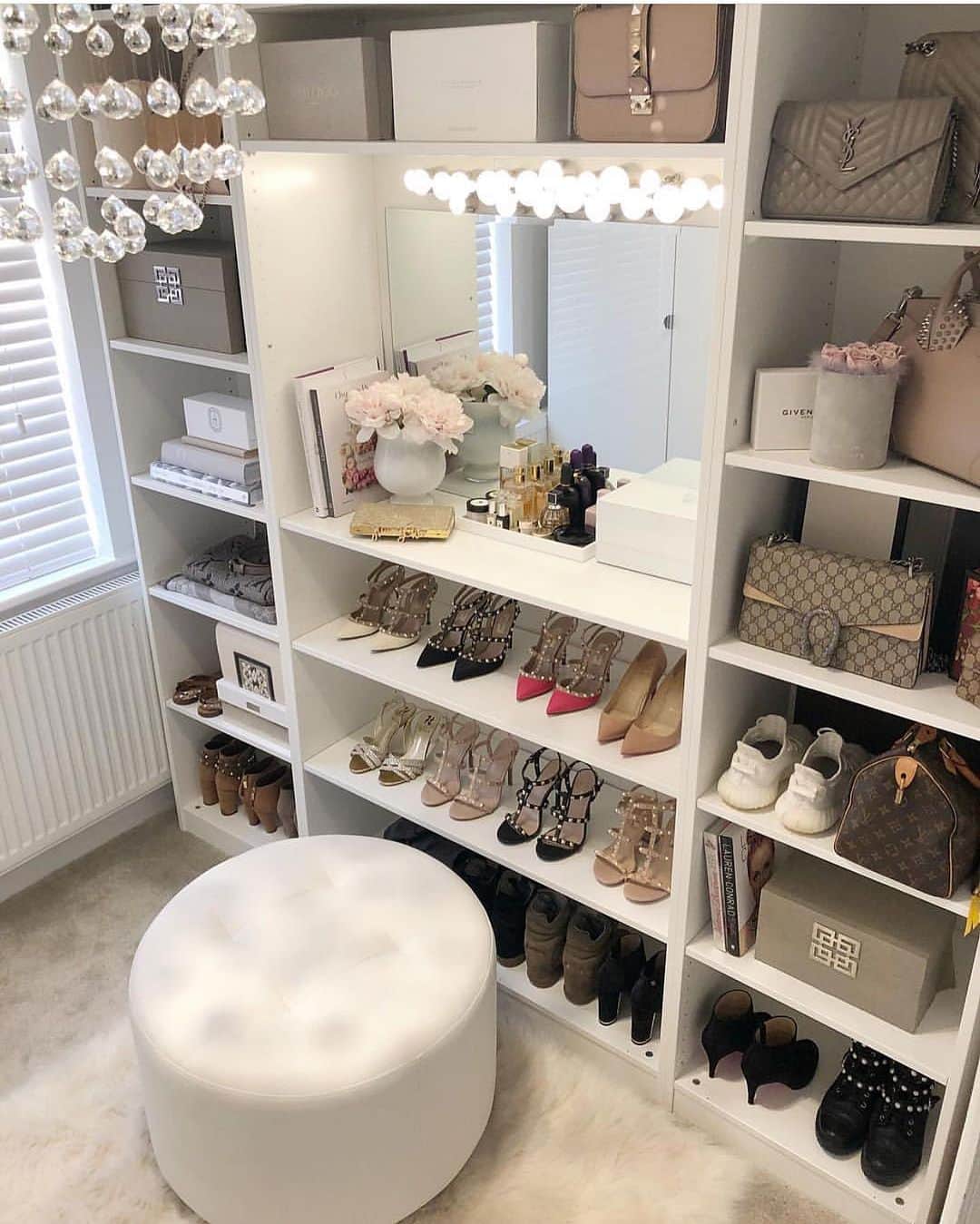 さんのインスタグラム写真 - (Instagram)「Bedroom or closet? Swipe and check out @noplacelikehome2018 ‘s home! Via @lovefordesigns」6月22日 23時25分 - inspire_me_home_decor
