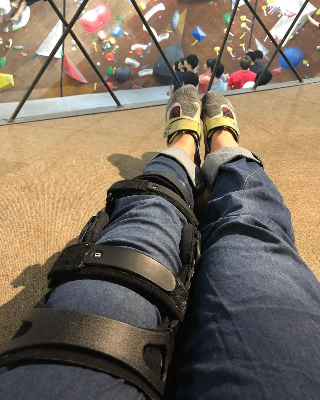 興梠友理さんのインスタグラム写真 - (興梠友理Instagram)「【術後101日目 / 101 days after surgery】 First climbing, post-surgery‼️I can only try ones I won’t fall and can climb down, but it’s still climbing😤 ・ 昨日、先生から許可をもらったので、制限の範囲内で早速登ってきました✨12/8に怪我してから、半年以上ぶりのクライミング、いやー、楽しかったー😍 ・ ▶︎装具着用 ▶︎絶対に足を滑らせて落下しない ▶︎下までクライムダウンする ▶︎痛みのある動作は禁止 (自分的にはデッドの動作も禁止。ヒールは論外。基本的にスタティックで登ること) ・ 必然的に、不安要素0%の8級&7級レベルのガバ系課題しか登れないけれど、それでも登れるだけでも幸せ💖 ・ 手の皮が薄くなりすぎてて、10本も登れば指皮ヒリヒリでしたが、自分的にはそれくらいでちょうどよかったです😅 ・ 半年間眠っていたクライミングシューズも、ちゃんと入ってよかったwww ・ まずは登れる課題だけを反復しつつ、徐々に筋力つけていこう。懸垂できなくなってるのも地味に悲しかったから、懸垂も頑張ろう😤 ・ 今日はとりあえず登りたい欲が満たされて満足したから、当面は週一クライマーかな？ ・ #努力は絶対裏切らない #ろぎ子の復活までの記録 #膝脱臼 #複合靭帯損傷 #前十字靭帯断裂 (ACL) #後十字靭帯断裂 (PCL) #内側側副靱帯断裂 (MCL) #内側膝蓋大腿靭帯断裂 (MPFL)  #前十字靭帯再建 #後十字靭帯再建 #半月板縫合 #半月板部分切除 #nevergiveup #roadtorecovery #kneeinjury #kneeinjuryrecovery #kneeinjuryrehab #multipleligamenttears #aclrecovery #bouldering #climbing #basecamptokyo #ベースキャンプ東京 #クライミング #ボルダリング」6月22日 21時59分 - yuri_rogi