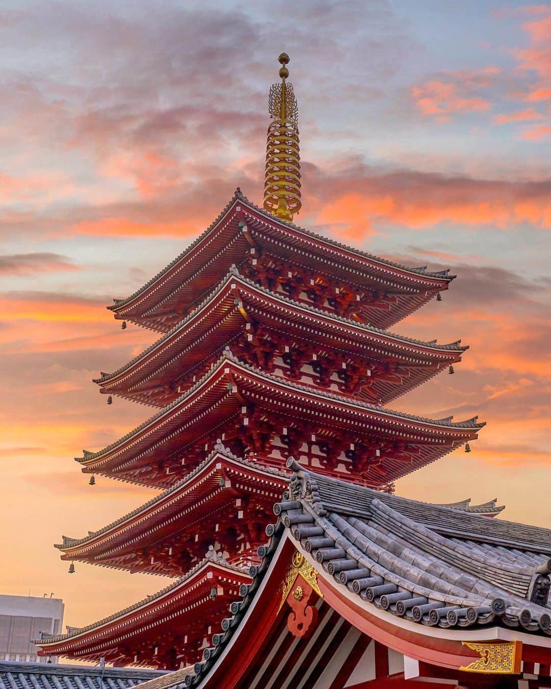 Andaz Tokyo アンダーズ 東京さんのインスタグラム写真 - (Andaz Tokyo アンダーズ 東京Instagram)「Exploring Sensoji at sunset 🌅  Step back in time at Tokyo’s oldest temple. With a history of over 1 and a half millennia, Sensoji was designated by shogun Ieyasu Tokugawa as one of his family temples when he established the Japanese capital of Edo. A short train ride along the Ginza metro line, experience for yourself a piece of living history. 📸 Special thanks to @bennyjurdi」6月22日 21時59分 - andaztokyo