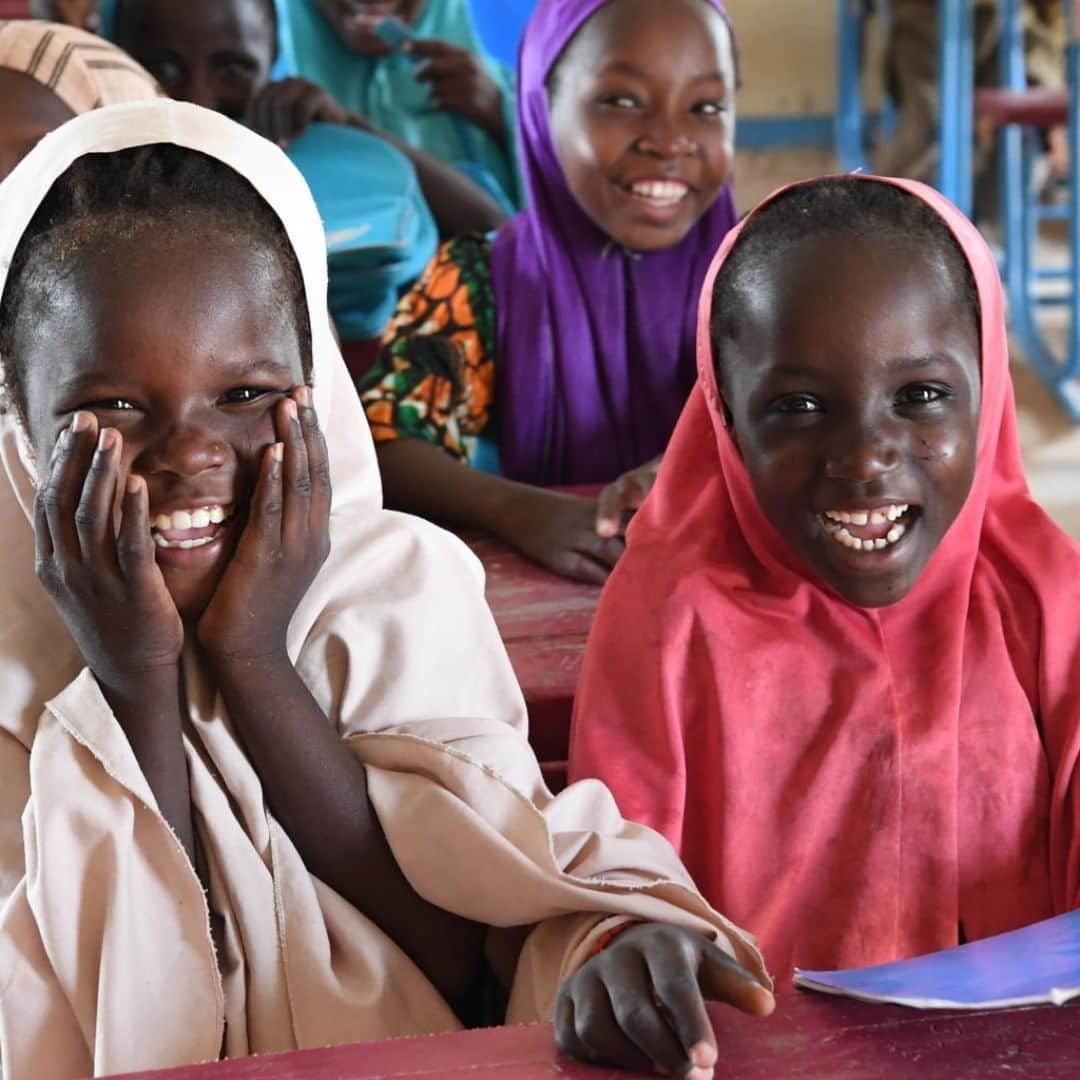 unicefさんのインスタグラム写真 - (unicefInstagram)「Students grin ear-to-ear in a classroom in Niger.  Education offers children a ladder out of poverty and a path to a promising future. It's vital every child can learn in a safe and supportive environment. #ENDviolence © UNICEF/UN0318021// Frank Dejongh」6月22日 21時55分 - unicef