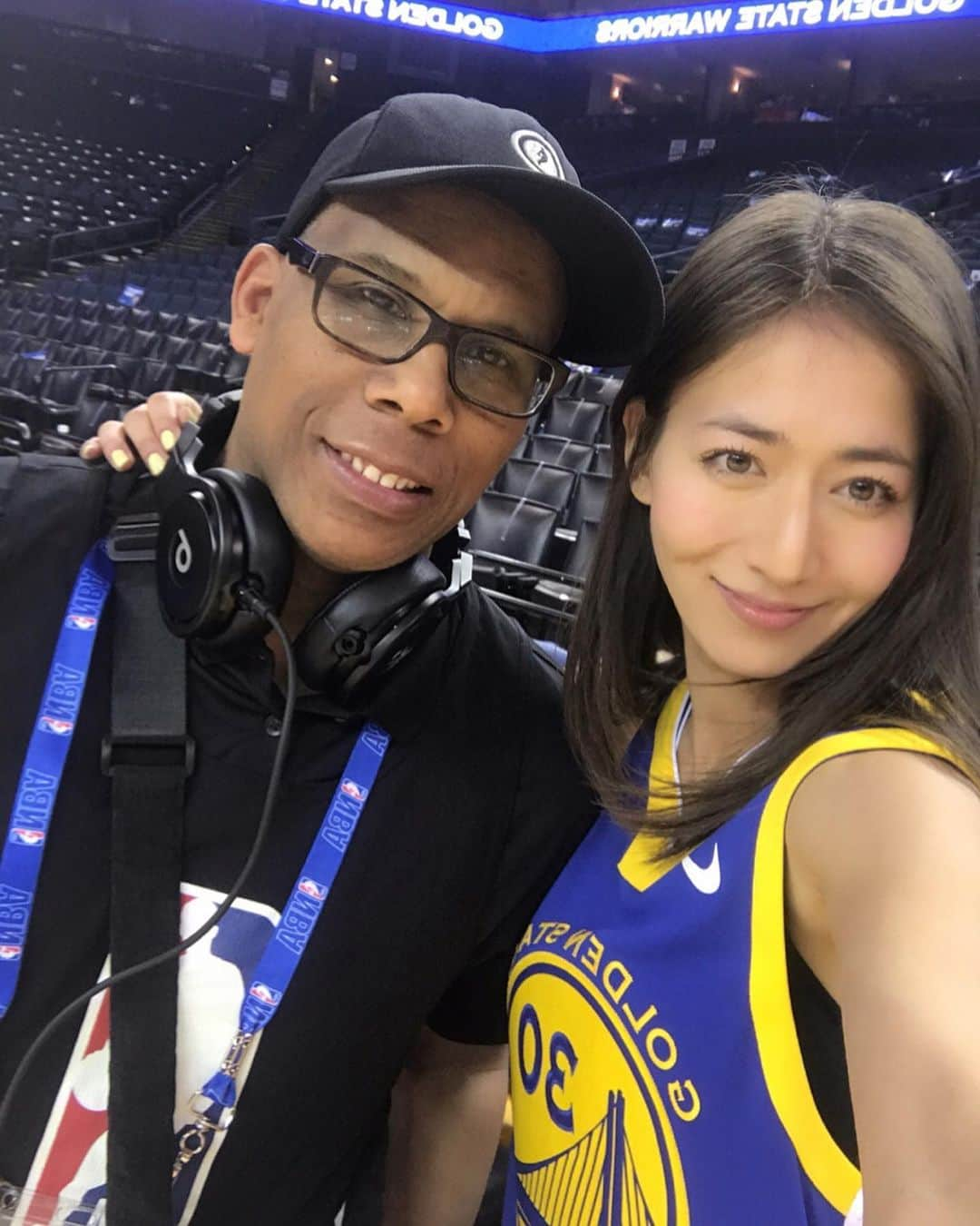 宮河マヤさんのインスタグラム写真 - (宮河マヤInstagram)「Oracle to Chase! Home of dubs for 47 seasons..Through the rough times and the amazing ups, this arena has seen it all. Win or Lose, everytime I went to the arena the place was filled with so much energy and great spirits. I'm so thankful for all the memorize at Oracle/Oakland and I look forward to the next chapter of #dubnation across the bay! ﻿ ﻿ Also want to congratulate @rui_8mura for being the first Japanese player to be drafted in the NBA draft. What an amazing accomplishment! Wish him best of luck in DC🔥🔥🔥 ﻿ オラクルからチェイスアリーナへ！﻿ 47シーズンもの間ウォリアーズのホームであり、悪い時、良い時、全てを見てきたオラクルアリーナ。﻿ 勝ち負け関係なく、ここへ行く度に感じた凄まじいエナジーは今も鮮明に覚えています🔥﻿ 素晴らしい思い出に感謝しながら、次の章。。チェイスアリーナへのjourneyをNBAファンとして楽しみにしています。﻿ ﻿ そして、八村塁選手が日本人初のドラフト１巡目指名からNBAへ。本当に本当におめでとうございます！﻿ 興奮と感動をありがとう。。﻿ ﻿ この快挙でNBAが日本国内でもっともっと沢山の人に観てもらえる事を願っています🏀🗣﻿ ﻿ #nba #basketball #八村塁 #wizards #warriors #oracle」6月22日 21時55分 - maya_m0901