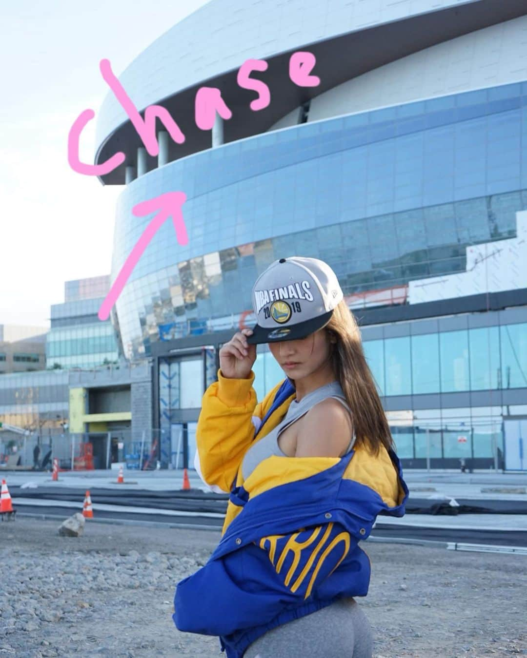 宮河マヤさんのインスタグラム写真 - (宮河マヤInstagram)「Oracle to Chase! Home of dubs for 47 seasons..Through the rough times and the amazing ups, this arena has seen it all. Win or Lose, everytime I went to the arena the place was filled with so much energy and great spirits. I'm so thankful for all the memorize at Oracle/Oakland and I look forward to the next chapter of #dubnation across the bay! ﻿ ﻿ Also want to congratulate @rui_8mura for being the first Japanese player to be drafted in the NBA draft. What an amazing accomplishment! Wish him best of luck in DC🔥🔥🔥 ﻿ オラクルからチェイスアリーナへ！﻿ 47シーズンもの間ウォリアーズのホームであり、悪い時、良い時、全てを見てきたオラクルアリーナ。﻿ 勝ち負け関係なく、ここへ行く度に感じた凄まじいエナジーは今も鮮明に覚えています🔥﻿ 素晴らしい思い出に感謝しながら、次の章。。チェイスアリーナへのjourneyをNBAファンとして楽しみにしています。﻿ ﻿ そして、八村塁選手が日本人初のドラフト１巡目指名からNBAへ。本当に本当におめでとうございます！﻿ 興奮と感動をありがとう。。﻿ ﻿ この快挙でNBAが日本国内でもっともっと沢山の人に観てもらえる事を願っています🏀🗣﻿ ﻿ #nba #basketball #八村塁 #wizards #warriors #oracle」6月22日 21時55分 - maya_m0901