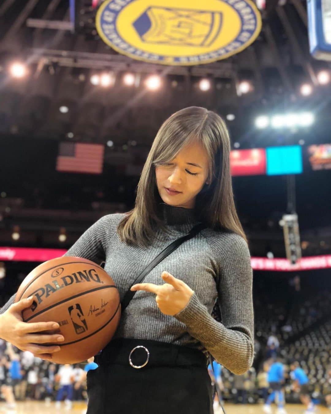 宮河マヤさんのインスタグラム写真 - (宮河マヤInstagram)「Oracle to Chase! Home of dubs for 47 seasons..Through the rough times and the amazing ups, this arena has seen it all. Win or Lose, everytime I went to the arena the place was filled with so much energy and great spirits. I'm so thankful for all the memorize at Oracle/Oakland and I look forward to the next chapter of #dubnation across the bay! ﻿ ﻿ Also want to congratulate @rui_8mura for being the first Japanese player to be drafted in the NBA draft. What an amazing accomplishment! Wish him best of luck in DC🔥🔥🔥 ﻿ オラクルからチェイスアリーナへ！﻿ 47シーズンもの間ウォリアーズのホームであり、悪い時、良い時、全てを見てきたオラクルアリーナ。﻿ 勝ち負け関係なく、ここへ行く度に感じた凄まじいエナジーは今も鮮明に覚えています🔥﻿ 素晴らしい思い出に感謝しながら、次の章。。チェイスアリーナへのjourneyをNBAファンとして楽しみにしています。﻿ ﻿ そして、八村塁選手が日本人初のドラフト１巡目指名からNBAへ。本当に本当におめでとうございます！﻿ 興奮と感動をありがとう。。﻿ ﻿ この快挙でNBAが日本国内でもっともっと沢山の人に観てもらえる事を願っています🏀🗣﻿ ﻿ #nba #basketball #八村塁 #wizards #warriors #oracle」6月22日 21時55分 - maya_m0901