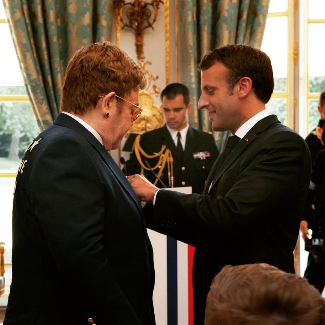 エルトン・ジョンさんのインスタグラム写真 - (エルトン・ジョンInstagram)「Yesterday I received the Légion d’honneur by President @emmanuelmacron for services to music and for my work with @ejaf. It was so humbling and moving to receive such an honour. We also talked the need to successfully replenish the @GlobalFund this October to continue fighting HIV/AIDS, which will help save 16 million lives. We can and must end this epidemic.」6月22日 21時57分 - eltonjohn