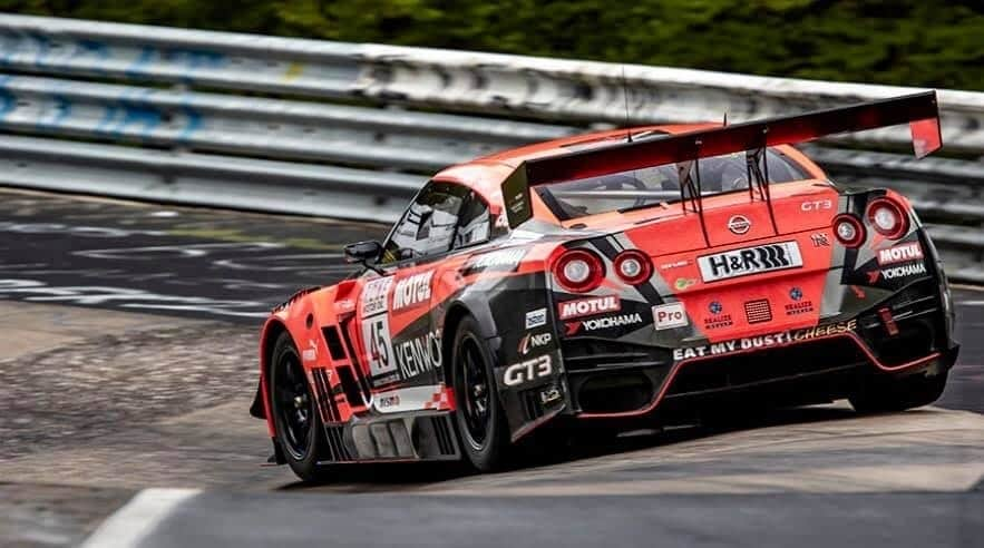 MOTUL Japanさんのインスタグラム写真 - (MOTUL JapanInstagram)「【ニュルブルクリンク24時間レース】 ドイツ北西部にあるサーキット、ニュルブルクリンク。ニュルの愛称で知られるこのサーキットは世界で最も過酷なコースとしても有名。様々な自動車メーカーが開発テストを実施したりもします。 レースが開催されない日には一般車で通行可能な開放日もあるんです!!! 皆さんもドイツに行かれた際は足を運んでみてはいかがでしょう？ . そんなニュルで行われる24時間レースの決勝が間もなくスタート！ . 写真はニュルブルクリンク24時間レースに参戦中のKONDO RACING NISSAN NISMO GT-R GT3!!! . #メンテナンス #車 #車好きと繋がりたい #エンジン #バイク #バイク好きと繋がりたい #モチュール #車好き #バイク好き #オイル交換 #mactools #高性能オイル #エンジンオイル交換 #300V #300V2 #車のある風景 #日産 #NISMO #ニュルブルクリンク24時間レース #ニュルブルクリンク #24時間レース #モータースポーツ #レース好きと繋がりたい #gtr #gt3 #ドイツ .」6月22日 22時00分 - motuljapan