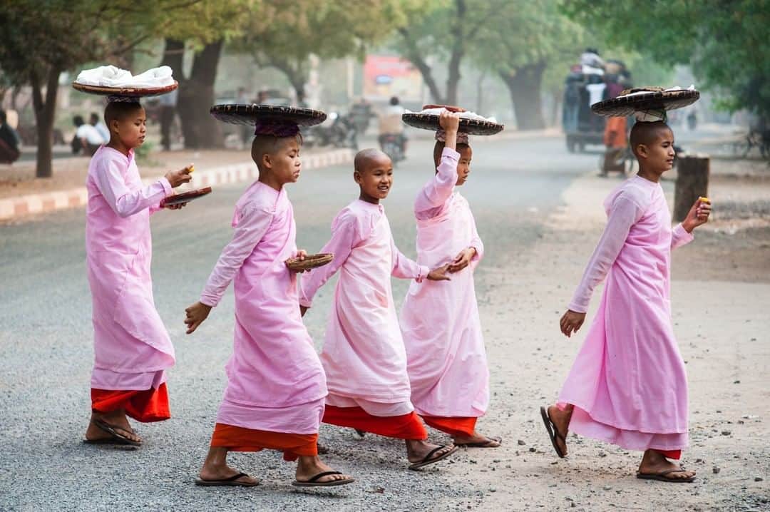 National Geographic Travelさんのインスタグラム写真 - (National Geographic TravelInstagram)「Photo by @MartinEdstrom | In early morning, nuns walk the streets of Nyaung-U in Burma. They're out for the monastic morning ritual called 'pindapata' (meaning alms) where they collect food from members of the community. Like the Buddhist monks, the nuns traditionally shave their heads, but always wear pink robes rather than the orange ones worn by their male counterparts.  #myanmar #burma」6月22日 22時02分 - natgeotravel