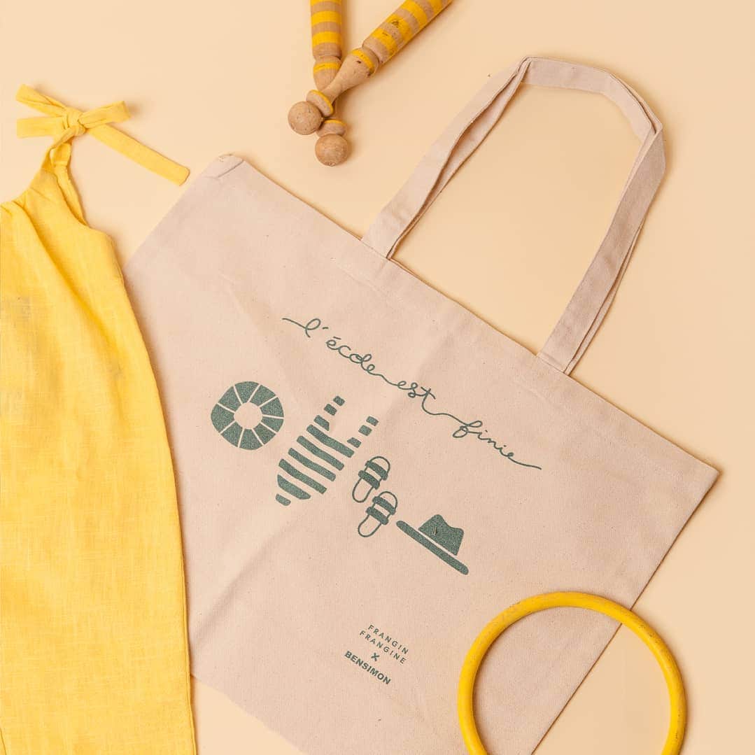 ベンシモンのインスタグラム：「On vous présente votre futur meilleur ami : notre cabas de plage Bensimon x @franginfrangine ! Pratique, joli, on le voit déjà remplis de vos indispensables de l'été : crèmes solaires, serviette, seaux de plage, et votre revue préférée qui s’abime de jour en jour au fond du sac, mais que finalement vous n’arrivez jamais à ouvrir... ☀️ - Composez votre box avec : - une paire de tennis Bensimon marines ou blanches, les parfaites intemporelles qui s'enfilent un en clin d’œil et suivront vos kids tout l'été - une combi en lin Frangin Frangine, à nouer aux épaules et à la forme bouffante, rose poudrée, bleu rayée ou jaune soleil - un grand cabas spécial vacances, grand et résistant, idéal pour transporter le nécessaire de vos prochaines aventures ! 🇬🇧 Say welcome to your futur best friend: our  beach bag Bensimon X @franginfrangine ! Useful, pretty, we already see it empty with your summer essential: sunscreen, beach towel, beach bucket and your favorite magazine ☀️ #bensimon #summer #collab #box」