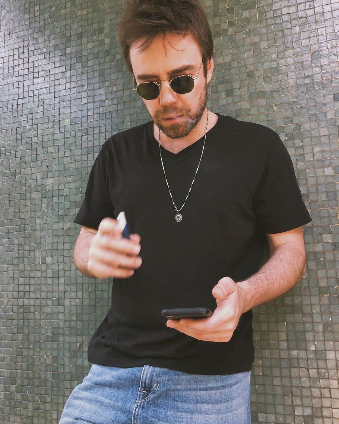 muratdalkilicのインスタグラム：「Şarkıları telefondan test etmece :) Yaz alttan alttan sesini duyurmaya başladı. I feel it!  Albümün adı: “Afeta”  #md2019」