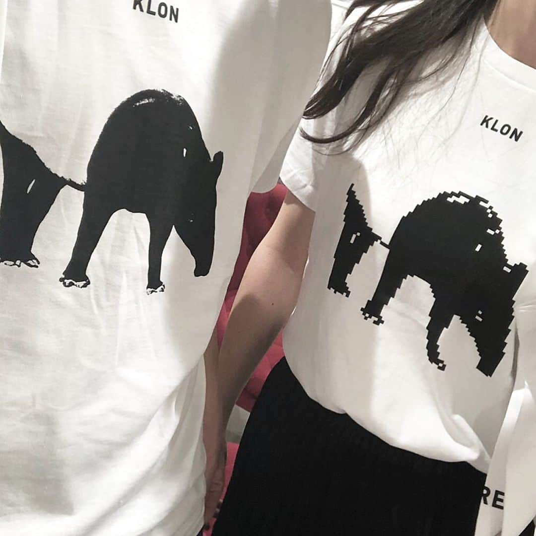 宮原華音さんのインスタグラム写真 - (宮原華音Instagram)「この間のKLONの撮影でも着用した KLON ANIMAL TSHIRT の売り上げの一部が 動物愛護や保護を行なってる団体に 寄付されるそうです😌 私は市平優くんとバクペアでした！笑 同じバクでも少し違うデザインになっています💁‍♀️✨ 他にも可愛い動物があるので ぜひチェックしてみてください✔️ 私も近いうちにGetするぞ〜😊 #KLON #klon #ペアルック #お揃い #animal #アニマル柄 #バク #tshirt #ディズニーペアルック #ペアルックtシャツ #ペアルック風 #ペアルックTシャツ」6月22日 22時06分 - miyahara_kanon