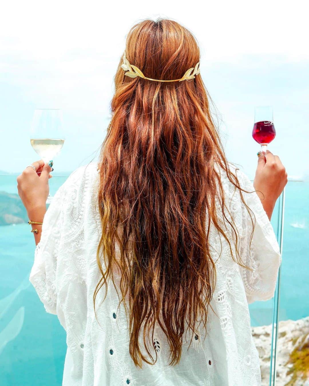 羽石杏奈さんのインスタグラム写真 - (羽石杏奈Instagram)「do you want some?🍷🍾🇬🇷⚜️ . サントリーニ島のデザートワインがすごい美味しかった🍇♡ 最近、いろんな国のワイナリーでテイスティングするの好き！昼間から飲むのは苦手だけど🥂 . photo in #santorini #santorinigreece #santoriniisland #greece #greece🇬🇷 #winery #winetasting #greatview #lovetravel #greeceislands #greece_is_awesome #ギリシャ #サントリーニ島」6月22日 22時06分 - hawaiianna913
