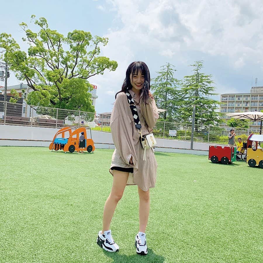 のインスタグラム：「私服❤︎ ・ ・ ・ シースルーのワンピ ・ シースルーだから暑くないけど、日焼け防止にもなるからこういうの好き！！ ・ 後ろの裾が長くなってるから形がすっごく可愛いの💙💛 ・ アイテムはあえてモノクロで揃えてみた❤︎ ・ #私服 #やんコーデ #シースルー #ワンピ #モノクロコーデ #スニーカー #nike #lilyboutique」