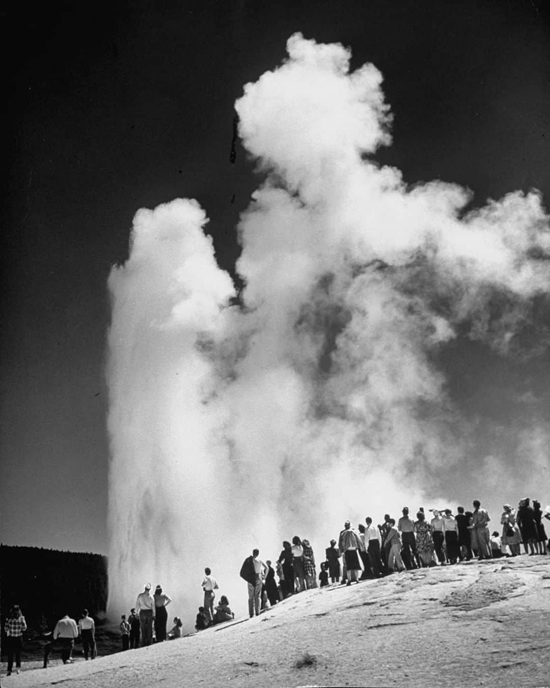 lifeさんのインスタグラム写真 - (lifeInstagram)「Tourists viewing geyser "Old Faithful" in Yellowstone National Park, 1946. (Alfred Eisenstaedt—The LIFE Picture Collection/Getty Images) #OldFaithful #Yellowstone #NPS」6月22日 22時13分 - life