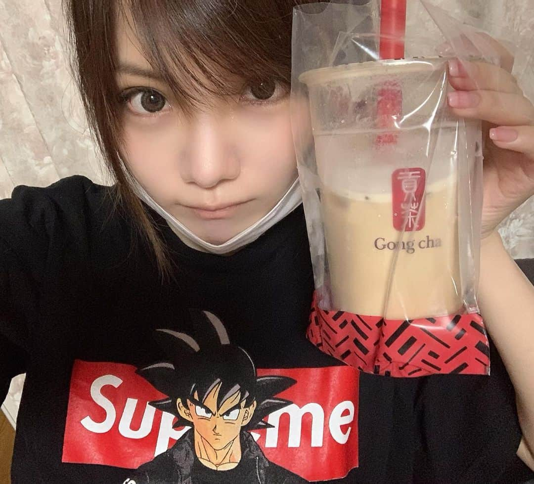 田中れいなさんのインスタグラム写真 - (田中れいなInstagram)「. たーぴーおーかー🥤💕 ポイントカードたまってたのでＬサイズのブラックミルクティーにしたよ💪😏 ✽+†+✽――✽+†+✽――✽+†+✽―― #ゴンチャ #タピオカ #タピオカ好き #tシャツ #見た ？ #笑 #もちろん #タイ #🇹🇭 #で買ったよ #ふふふ #ドラゴンボール #だぜ #田中れいな #今日のれーな #なんだか #男前 #photo #Instagram #instagramjapan  #gongcha」6月22日 22時21分 - tanakareina.lovendor