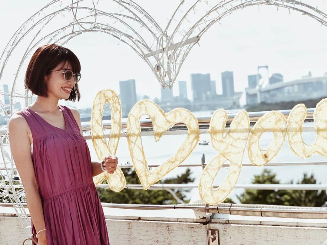 のインスタグラム：「珍しくベタなフォトスポットで撮ってみた記念写真。笑 誕生日は思い出のお台場にも連れていってもらえてはしゃぎました😂🙌 . . . #お台場#思い出 #ファッション #ワンピース #coodinate  #fashion #birthdaybashshop」