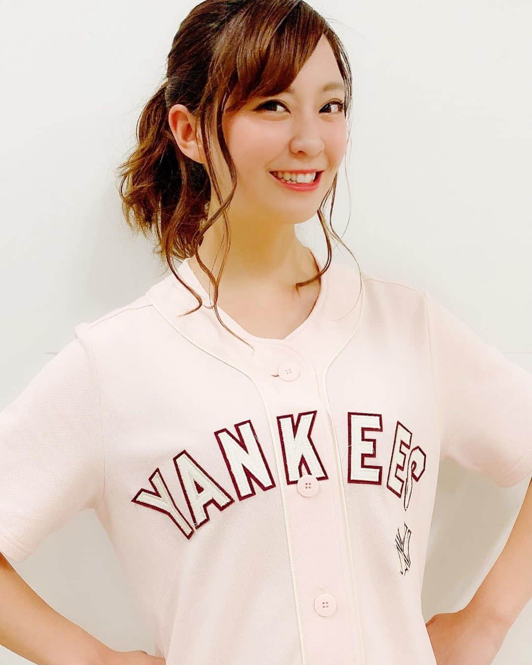 上杉あずさのインスタグラム：「. . #newyorkyankees #mlb #tshirt #⚾️ #👕 . 韓国のMLB SHOPでついつい一目惚れして買ってしまったロンティー⚾️💓 今日のWELの衣装として着てみましたが、先輩達にパチモンじゃないとー？と言われました(@_@。オフィシャルショップやと信じてます...🥺🥺❤️❤️笑笑 この前の韓国遠征で買った1番高いものはメイドインアメリカ(笑) . #newyork #yankees #uniform #longtshirt #boutique #major #baseball #fashion #ladies #goods #korea #america #japan」