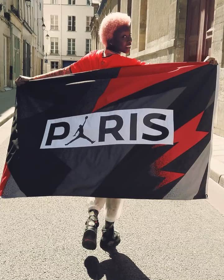 Jordanのインスタグラム：「From the pitch to the streets, own the city with the Jordan x @PSG collection.」