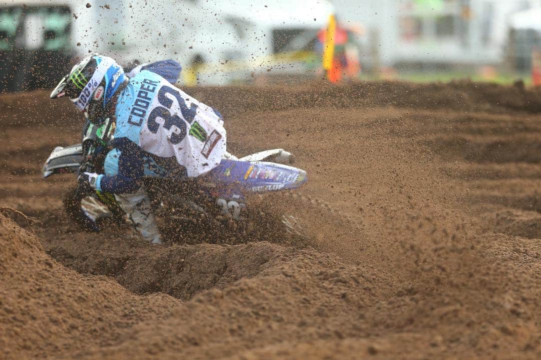Racer X Onlineさんのインスタグラム写真 - (Racer X OnlineInstagram)「@justincooper_32 digging into the loamy Florida soil this morning—he currently holds the top 250 Class time after round one of qualifying. | Photo: @kardyphoto」6月22日 22時23分 - racerxonline
