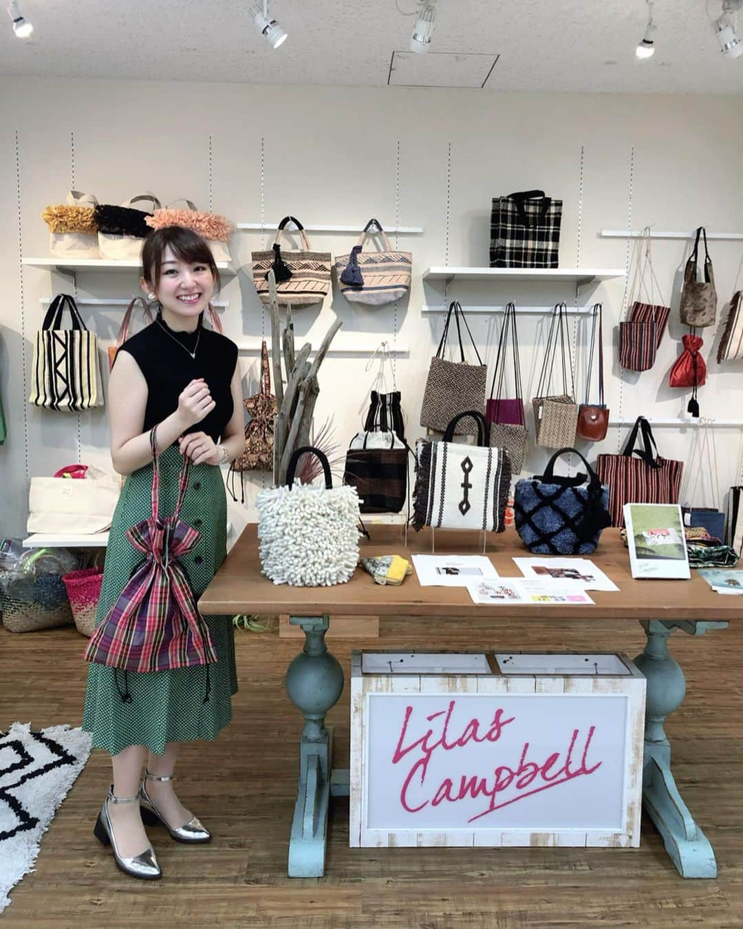 尻無浜冴美さんのインスタグラム写真 - (尻無浜冴美Instagram)「Lilas Campbellの展示会行ってきた♪﻿ カバン好きにはたまらん空間でした☺️💗💗﻿ ﻿ made inインド🇮🇳のカバンはどれもハンドメイドで丁寧に作られてるの✨﻿ カラフルで服がシンプルな時とか、南国に持っていきたい‼︎﻿ ﻿ 1枚目で持ってるAW新作の、黒とピンクのチェックのバッグをオーダーしたよ！﻿ 届くの楽しみ☺️💕﻿ ﻿ ﻿ ﻿ #リラキャンベル﻿ #lilascampbell  #リラキャンベルトート  #バッグ #バック #カバン #鞄﻿ #展示会 #新作 #bag #2019aw #aw2019  #かばん #ハンドメイド #ハンドメイド布小物」6月22日 22時24分 - saemi_shinahama