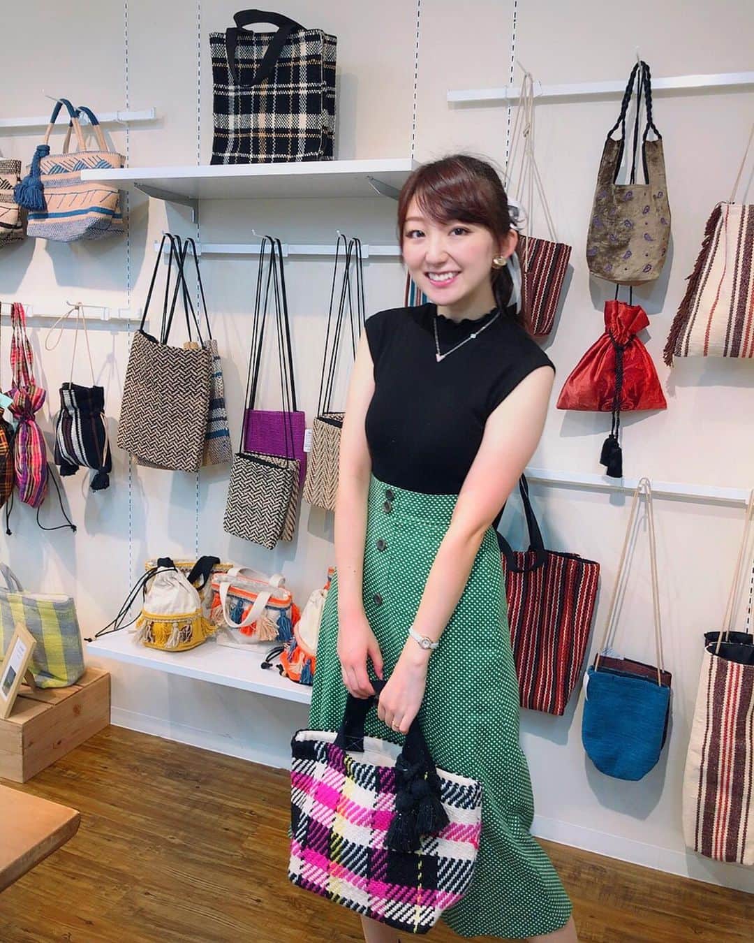 尻無浜冴美のインスタグラム：「Lilas Campbellの展示会行ってきた♪﻿ カバン好きにはたまらん空間でした☺️💗💗﻿ ﻿ made inインド🇮🇳のカバンはどれもハンドメイドで丁寧に作られてるの✨﻿ カラフルで服がシンプルな時とか、南国に持っていきたい‼︎﻿ ﻿ 1枚目で持ってるAW新作の、黒とピンクのチェックのバッグをオーダーしたよ！﻿ 届くの楽しみ☺️💕﻿ ﻿ ﻿ ﻿ #リラキャンベル﻿ #lilascampbell  #リラキャンベルトート  #バッグ #バック #カバン #鞄﻿ #展示会 #新作 #bag #2019aw #aw2019  #かばん #ハンドメイド #ハンドメイド布小物」