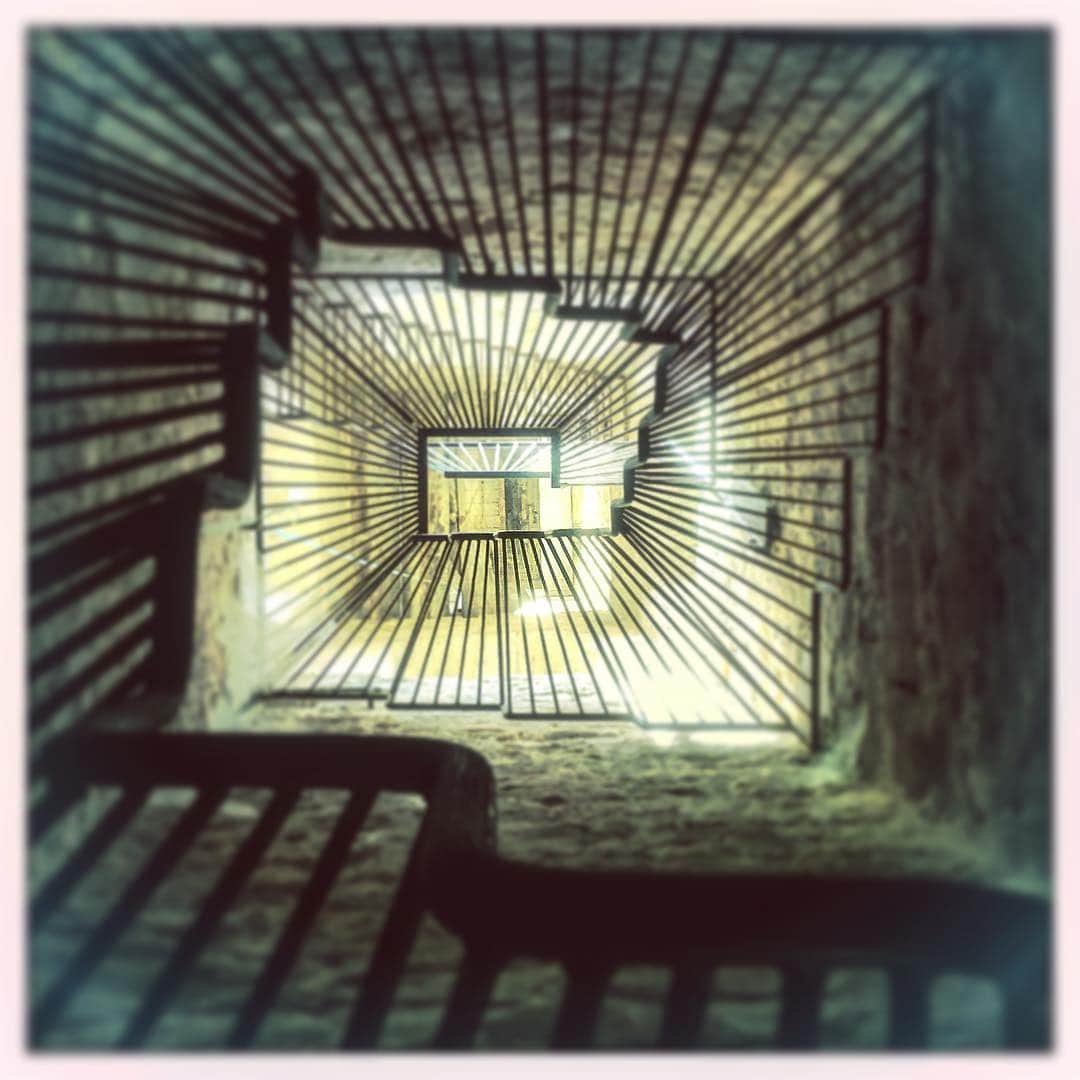 エマニュエル・ベアールのインスタグラム：「#moodoftheday🙈  #theater  Vertige !#courdhonneurdupalaisdespapes !!!! #structure @pascalrambert  @structureproduction  SOON .....」