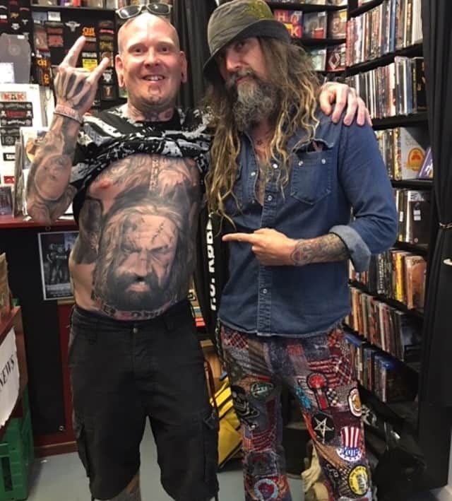 ロブ・ゾンビのインスタグラム：「Ran into this guy at Sex Beat Records in Copenhagen. That's quite a tattoo. Only took 18 hours! Ouch! #copenhagen🇩🇰 #sexbeatrecords #robzombie #copenhell2019」