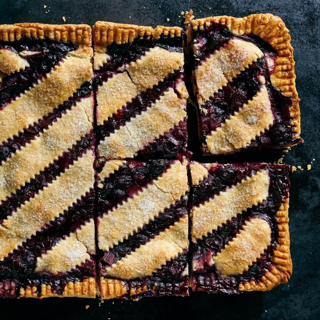 ニューヨーク・タイムズさんのインスタグラム写真 - (ニューヨーク・タイムズInstagram)「It's 2019, and every pie on Instagram has some kind of intricate, lattice-y, floral cut-out look that most people will never attempt. This is not one of those pies. In fact, you don't even need a pie dish to make it, just a rimmed baking sheet. Get the recipe for @samanthaseneviratne’s blueberry-rhubarb slab pie at the link in our bio. (Photo: @dmalosh, food styling: @simoncooks)」6月22日 22時31分 - nytimes