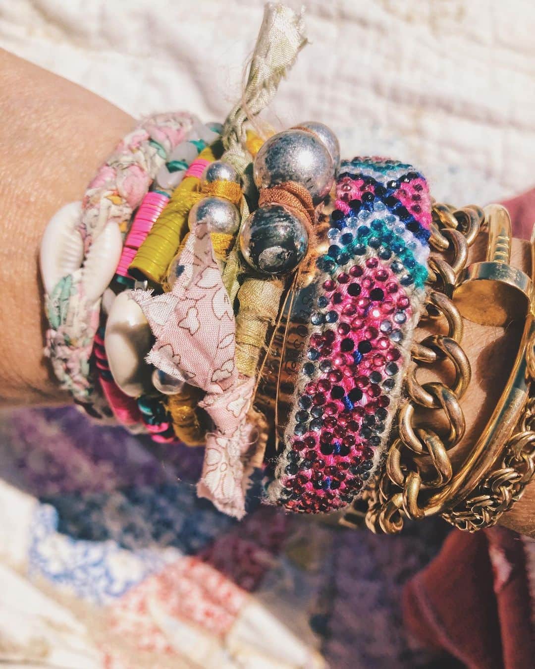 ダニジョーのインスタグラム：「🌴SUMMER IS HERE🌴 Let’s have an #armparty 🌈 tap to shop」