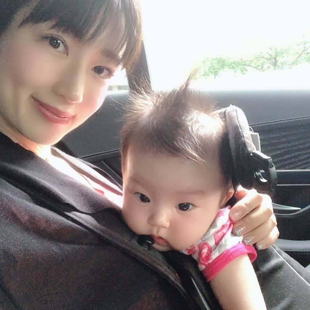 庄司ゆうこさんのインスタグラム写真 - (庄司ゆうこInstagram)「今日は新人インストラクター美琴先生とレッスン後、大好きなローカルインディアンへ✨✨ 美琴先生はpsy最年少24歳‼️若いのにしっかりしていて素敵なレッスンをしてくれます🤗 そしてここのインドカレーめちゃくちゃ美味しくて大好きなんだけど、、、 今日担当した店員さんがめちゃくちゃ愛想悪くて感じ悪かった(＞＜) 素敵なお店なのにホント勿体ない、、。 他の店員さんはみんな感じいいのに一人の接客が悪いせいで台無しになってしまう、、😂 うちも接客業だからついつい店員さんの態度とか気になっちゃう。。 うちも最近ではマナー研修なども取り入れて接客は完璧にしてるつもりだけど、こればかりは私がずっとスタジオにいてみんなの接客を見てるわけじゃないから何とも言えない😂 うちも新たに気を引き締めて見直さないとなぁって改めて思っちゃいました。。 その後はドライブがてら豊洲のららぽーとへ✨✨ ももちゃんベビーカー大好きでずっといい子にしててくれました(^.^) #インドカレー#恵比寿ランチ#ローカルインディアン#接客業#あるある#新人インストラクター#ヨガインストラクター#美人インストラクター#ポジティブスターヨガ#ドライブ#豊洲#ららぽーと#ショッピング#赤ちゃんのいる生活#仕事と育児の両立#新米ママ#女の子ママ#生後73日#ももちゃんです🤗」6月22日 22時39分 - yuko.shoji