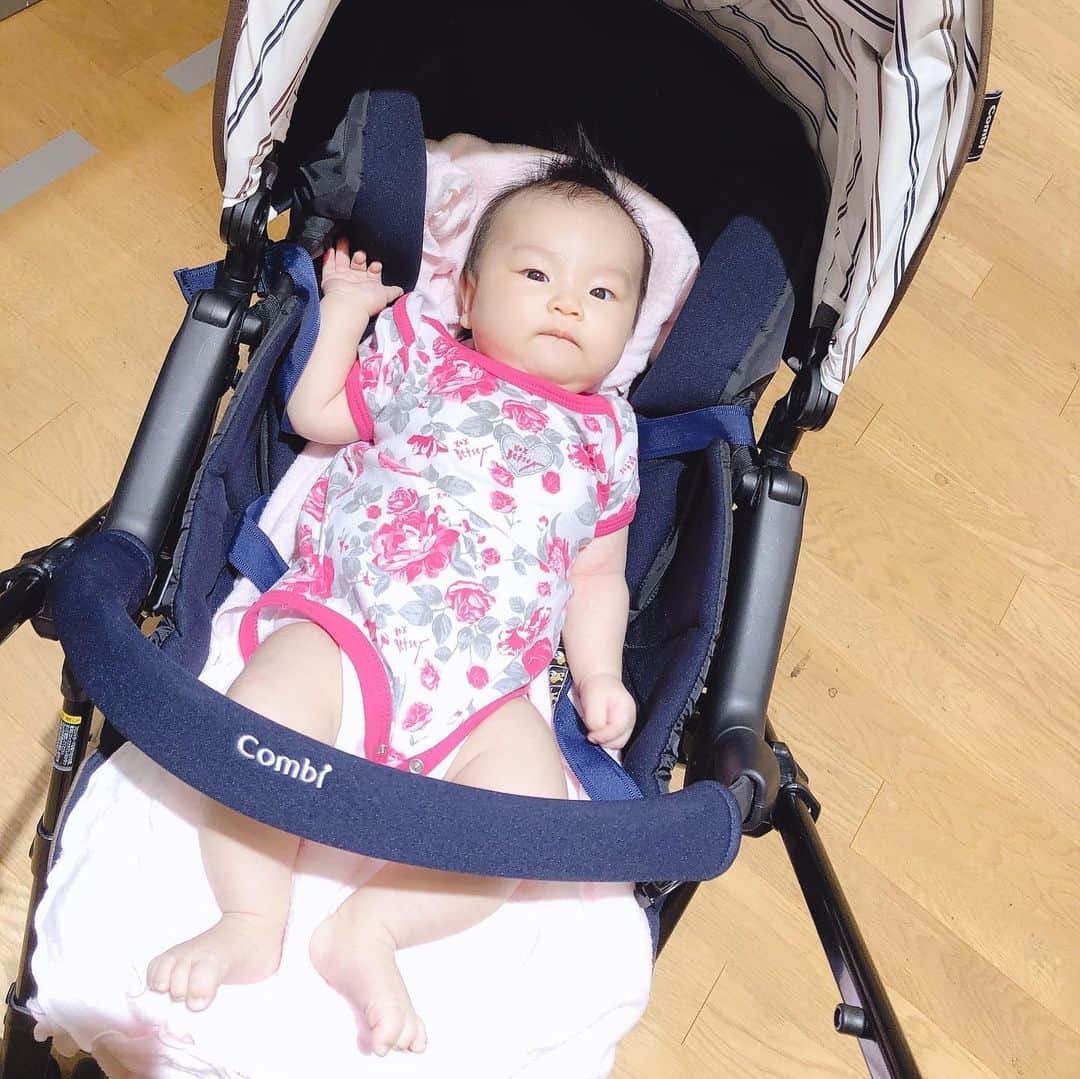 庄司ゆうこさんのインスタグラム写真 - (庄司ゆうこInstagram)「今日は新人インストラクター美琴先生とレッスン後、大好きなローカルインディアンへ✨✨ 美琴先生はpsy最年少24歳‼️若いのにしっかりしていて素敵なレッスンをしてくれます🤗 そしてここのインドカレーめちゃくちゃ美味しくて大好きなんだけど、、、 今日担当した店員さんがめちゃくちゃ愛想悪くて感じ悪かった(＞＜) 素敵なお店なのにホント勿体ない、、。 他の店員さんはみんな感じいいのに一人の接客が悪いせいで台無しになってしまう、、😂 うちも接客業だからついつい店員さんの態度とか気になっちゃう。。 うちも最近ではマナー研修なども取り入れて接客は完璧にしてるつもりだけど、こればかりは私がずっとスタジオにいてみんなの接客を見てるわけじゃないから何とも言えない😂 うちも新たに気を引き締めて見直さないとなぁって改めて思っちゃいました。。 その後はドライブがてら豊洲のららぽーとへ✨✨ ももちゃんベビーカー大好きでずっといい子にしててくれました(^.^) #インドカレー#恵比寿ランチ#ローカルインディアン#接客業#あるある#新人インストラクター#ヨガインストラクター#美人インストラクター#ポジティブスターヨガ#ドライブ#豊洲#ららぽーと#ショッピング#赤ちゃんのいる生活#仕事と育児の両立#新米ママ#女の子ママ#生後73日#ももちゃんです🤗」6月22日 22時39分 - yuko.shoji