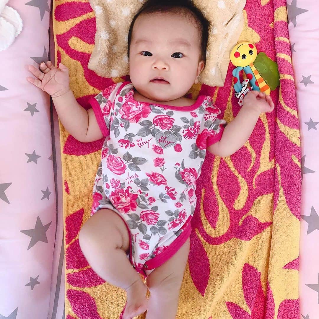 庄司ゆうこさんのインスタグラム写真 - (庄司ゆうこInstagram)「今日は新人インストラクター美琴先生とレッスン後、大好きなローカルインディアンへ✨✨ 美琴先生はpsy最年少24歳‼️若いのにしっかりしていて素敵なレッスンをしてくれます🤗 そしてここのインドカレーめちゃくちゃ美味しくて大好きなんだけど、、、 今日担当した店員さんがめちゃくちゃ愛想悪くて感じ悪かった(＞＜) 素敵なお店なのにホント勿体ない、、。 他の店員さんはみんな感じいいのに一人の接客が悪いせいで台無しになってしまう、、😂 うちも接客業だからついつい店員さんの態度とか気になっちゃう。。 うちも最近ではマナー研修なども取り入れて接客は完璧にしてるつもりだけど、こればかりは私がずっとスタジオにいてみんなの接客を見てるわけじゃないから何とも言えない😂 うちも新たに気を引き締めて見直さないとなぁって改めて思っちゃいました。。 その後はドライブがてら豊洲のららぽーとへ✨✨ ももちゃんベビーカー大好きでずっといい子にしててくれました(^.^) #インドカレー#恵比寿ランチ#ローカルインディアン#接客業#あるある#新人インストラクター#ヨガインストラクター#美人インストラクター#ポジティブスターヨガ#ドライブ#豊洲#ららぽーと#ショッピング#赤ちゃんのいる生活#仕事と育児の両立#新米ママ#女の子ママ#生後73日#ももちゃんです🤗」6月22日 22時39分 - yuko.shoji