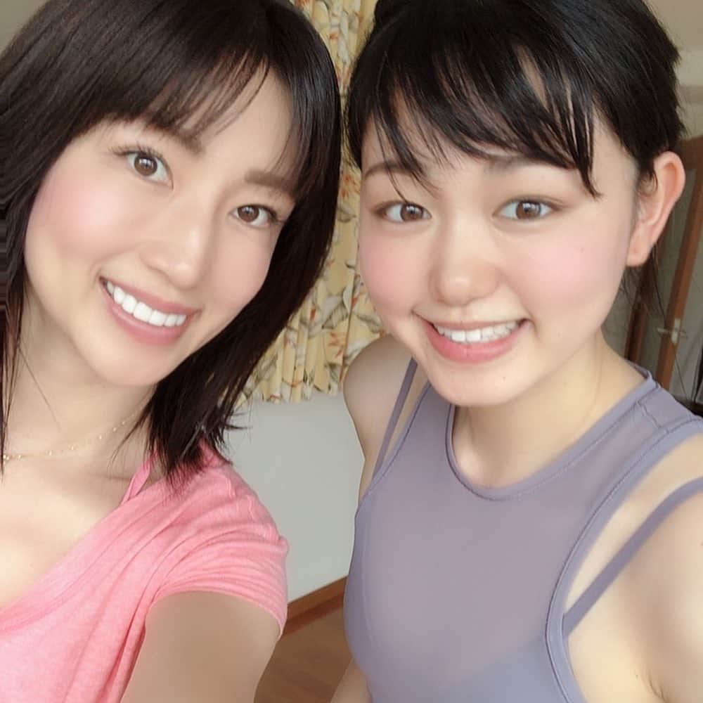 庄司ゆうこさんのインスタグラム写真 - (庄司ゆうこInstagram)「今日は新人インストラクター美琴先生とレッスン後、大好きなローカルインディアンへ✨✨ 美琴先生はpsy最年少24歳‼️若いのにしっかりしていて素敵なレッスンをしてくれます🤗 そしてここのインドカレーめちゃくちゃ美味しくて大好きなんだけど、、、 今日担当した店員さんがめちゃくちゃ愛想悪くて感じ悪かった(＞＜) 素敵なお店なのにホント勿体ない、、。 他の店員さんはみんな感じいいのに一人の接客が悪いせいで台無しになってしまう、、😂 うちも接客業だからついつい店員さんの態度とか気になっちゃう。。 うちも最近ではマナー研修なども取り入れて接客は完璧にしてるつもりだけど、こればかりは私がずっとスタジオにいてみんなの接客を見てるわけじゃないから何とも言えない😂 うちも新たに気を引き締めて見直さないとなぁって改めて思っちゃいました。。 その後はドライブがてら豊洲のららぽーとへ✨✨ ももちゃんベビーカー大好きでずっといい子にしててくれました(^.^) #インドカレー#恵比寿ランチ#ローカルインディアン#接客業#あるある#新人インストラクター#ヨガインストラクター#美人インストラクター#ポジティブスターヨガ#ドライブ#豊洲#ららぽーと#ショッピング#赤ちゃんのいる生活#仕事と育児の両立#新米ママ#女の子ママ#生後73日#ももちゃんです🤗」6月22日 22時39分 - yuko.shoji