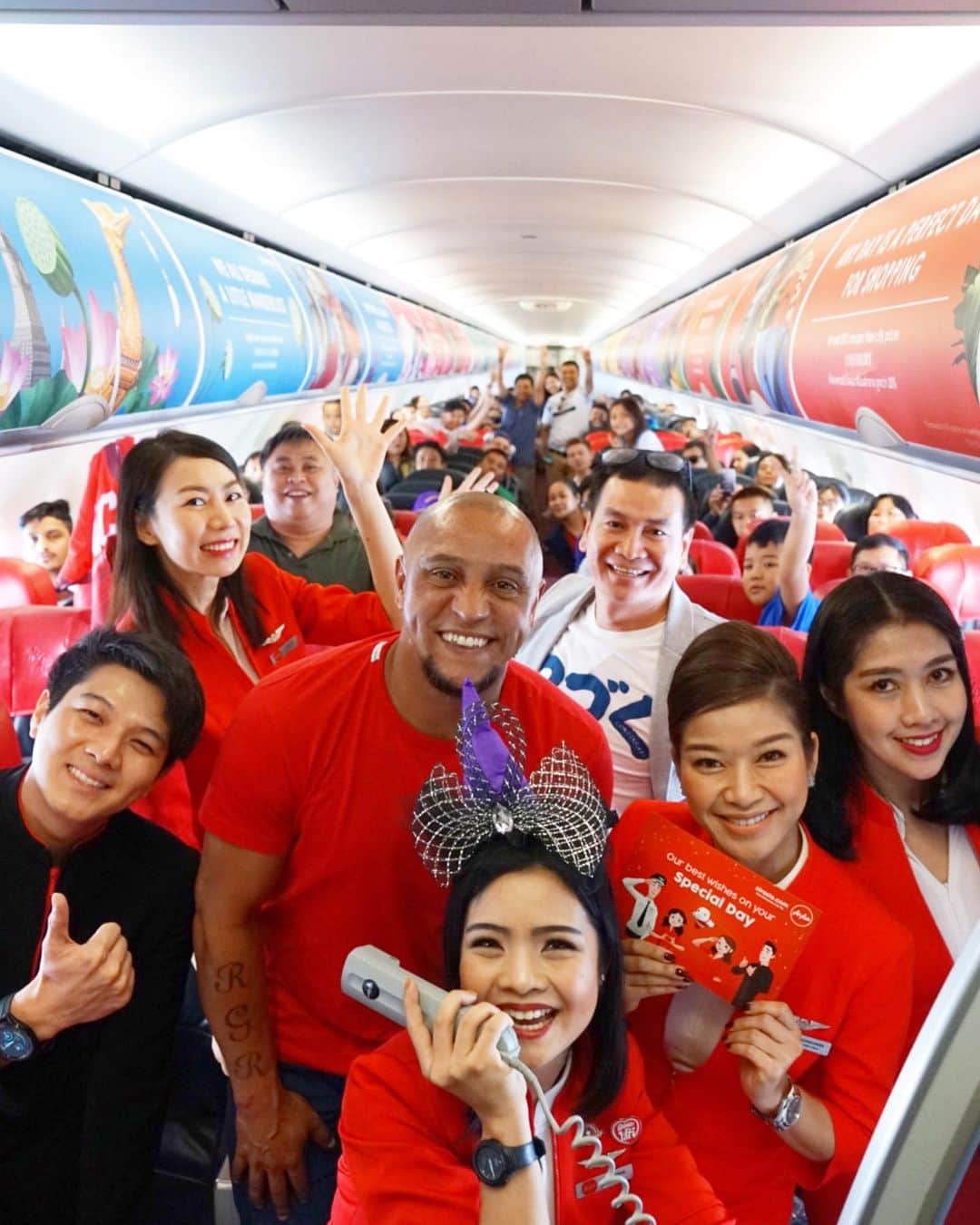 エアアジアさんのインスタグラム写真 - (エアアジアInstagram)「Thank you, @oficialrc3 , for flying with #AirAsia! We hope you enjoyed your flight to Ho Chi Minh City!」6月22日 22時41分 - airasiasuperapp