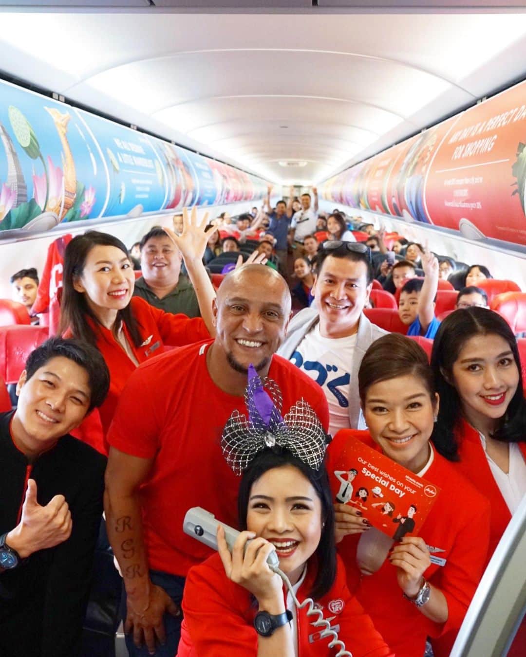 のインスタグラム：「Thank you, @oficialrc3 , for flying with #AirAsia! We hope you enjoyed your flight to Ho Chi Minh City!」